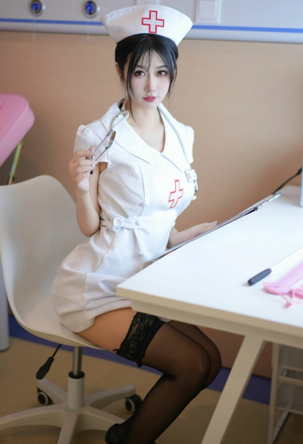 秀人网 laura阿姣 魅惑私拍写真 身着黑色丝袜的护士造型插图 秀人网 laura阿姣 魅惑私拍写真 身着黑色丝袜的护士造型