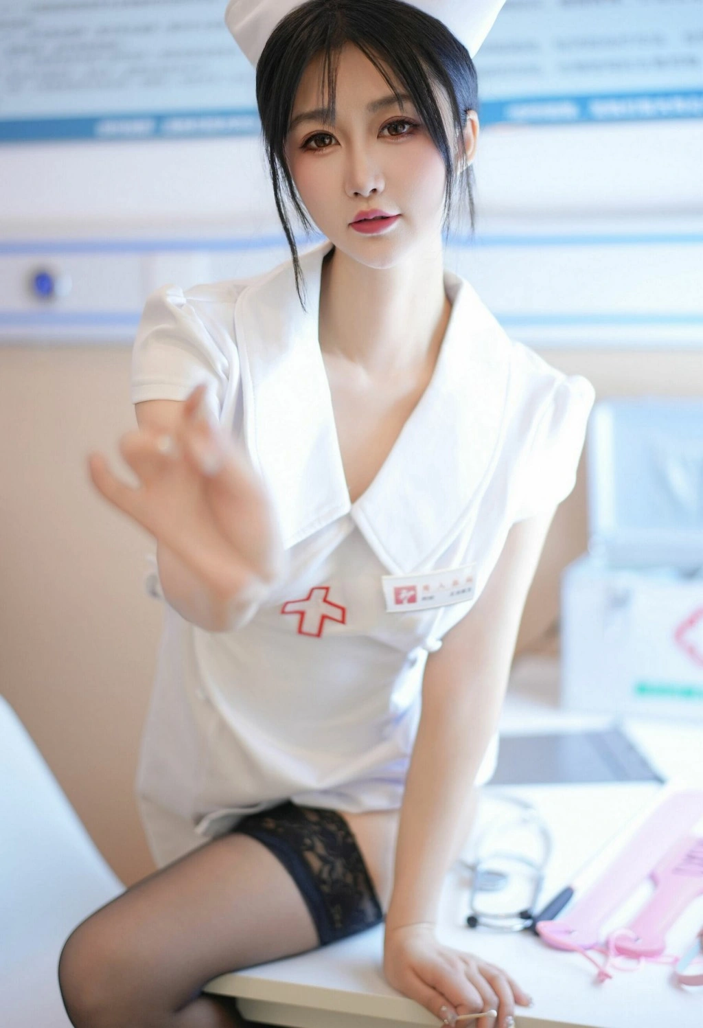 秀人网 laura阿姣 魅惑私拍写真 身着黑色丝袜的护士造型插图1 秀人网 laura阿姣 魅惑私拍写真 身着黑色丝袜的护士造型