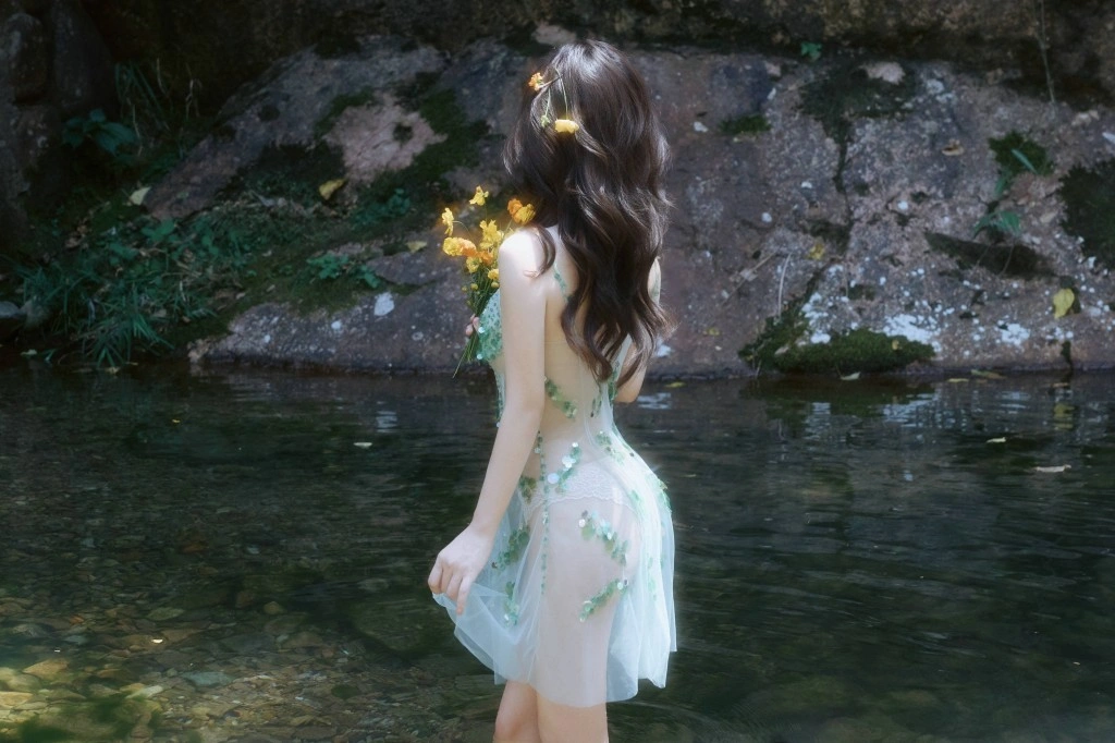 秀人网 尹甜甜 溪畔薄纱裙性感魅惑写真