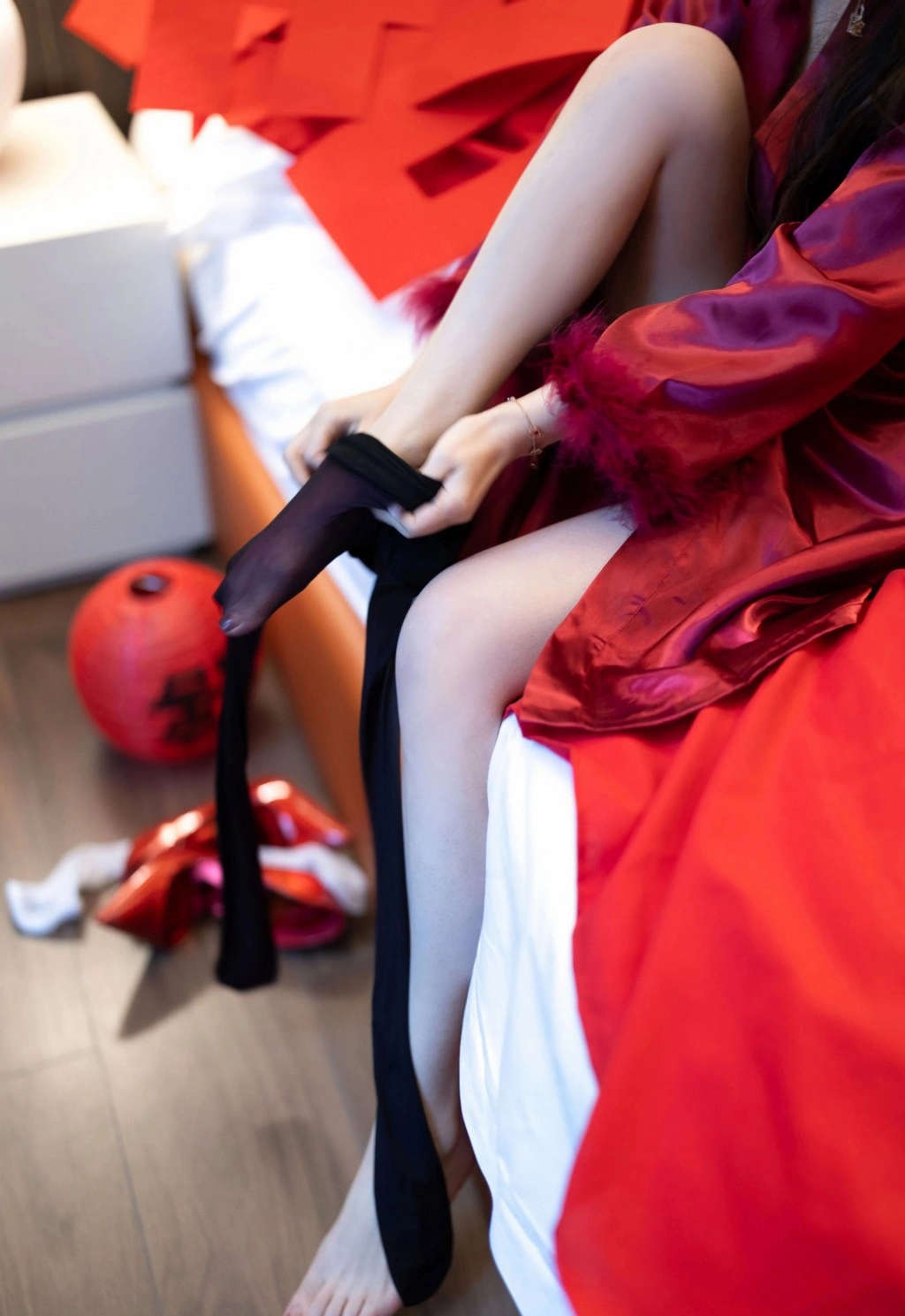 [YOUMI尤蜜荟] VOL.1198 Twins-桃桃 红色连衣短裙 魅惑黑丝 性感写真 [90张]插图1