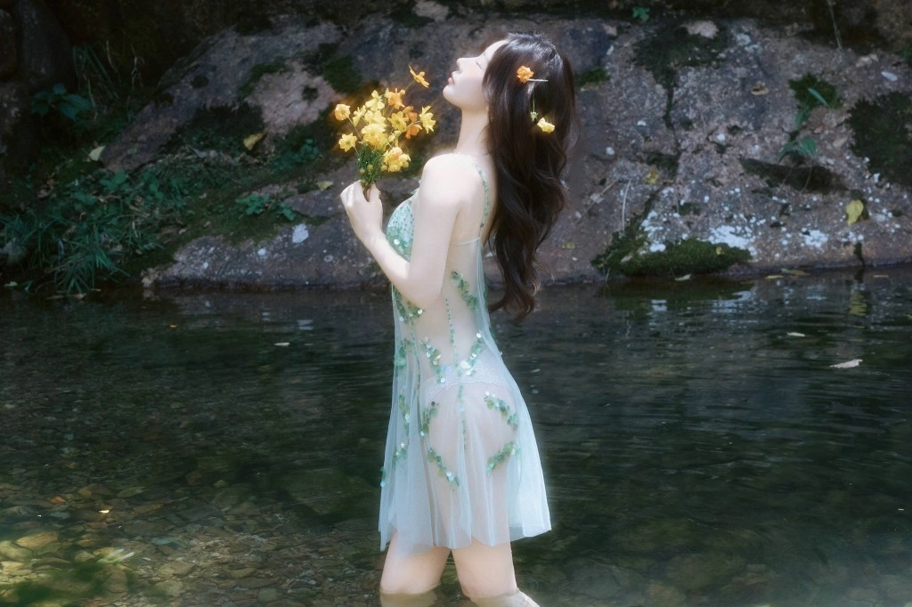 秀人网 尹甜甜 溪畔薄纱裙性感魅惑写真