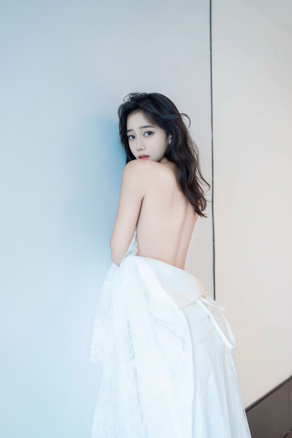 秀人网 时安安 魅惑私拍写真 纯白蕾丝长裙柔情演绎