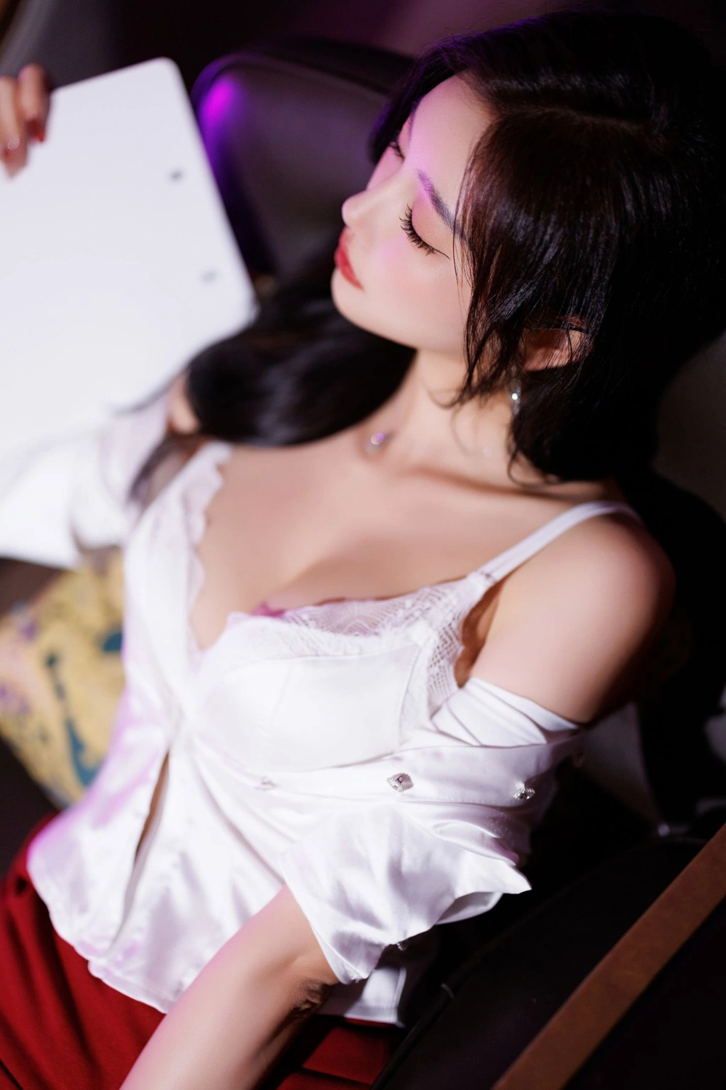 秀人网 杨晨晨 火辣红色短裙性感私拍写真插图2 秀人网 杨晨晨 火辣红色短裙性感私拍写真
