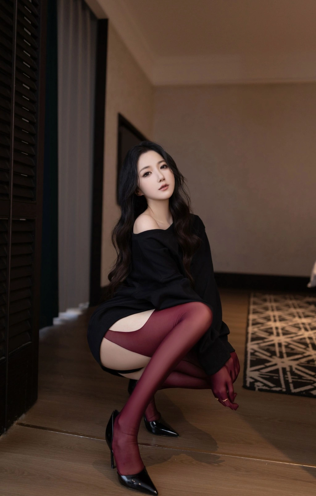 秀人网 鱼子酱Fish 红与黑魅惑私拍写真插图1 秀人网 鱼子酱Fish 红黑魅惑私拍写真