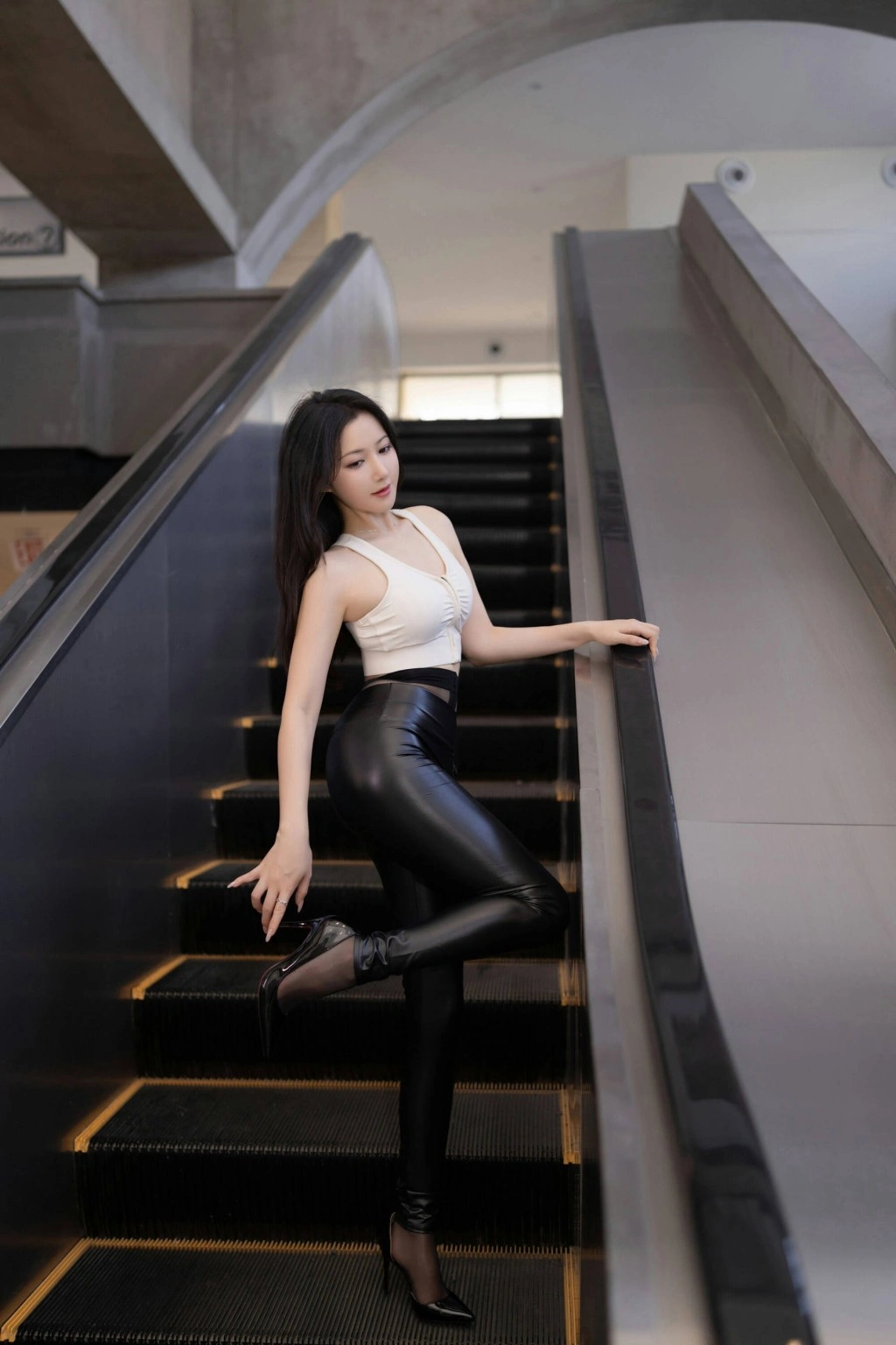 秀人网 鱼子酱Fish 行李托运魅惑私拍写真插图1 秀人网 鱼子酱Fish 行李托运魅惑私拍写真