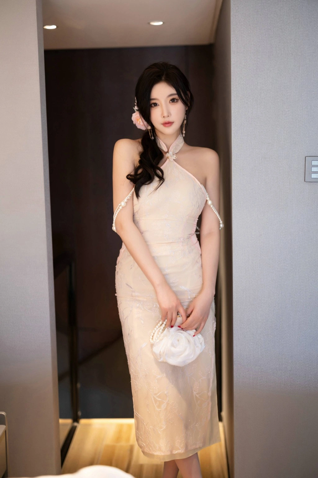 秀人网 杨晨晨 白色旗袍丝袜魅惑私拍写真插图1 秀人网 杨晨晨 白色旗袍丝袜魅惑私拍写真
