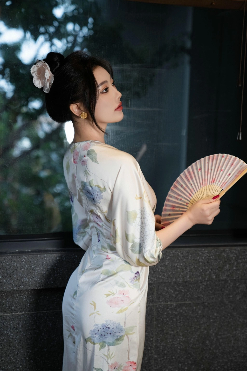 秀人网 杨晨晨 白色睡袍红色内衣私拍写真
