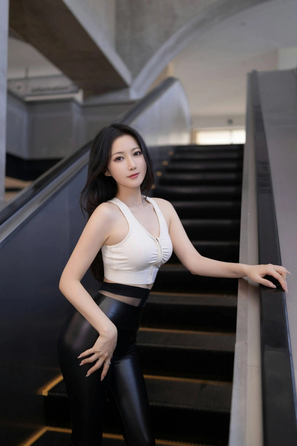 秀人网 鱼子酱Fish 行李托运魅惑私拍写真插图 秀人网 鱼子酱Fish 行李托运魅惑私拍写真