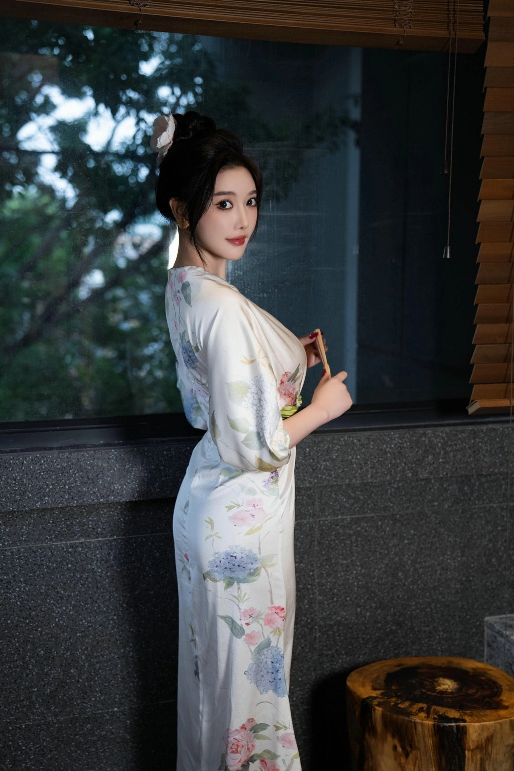 秀人网 杨晨晨 白色睡袍红色内衣私拍写真