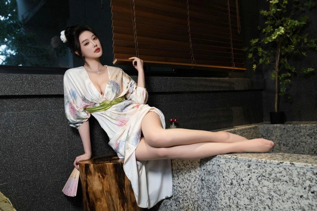 秀人网 杨晨晨 白色睡袍红色内衣私拍写真插图1 秀人网 杨晨晨 白色睡袍红色内衣私拍写真