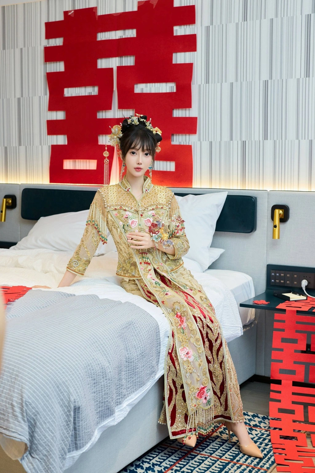 秀人网 玥儿玥er 婚纱制服魅力私房写真插图1 秀人网 玥儿玥er 婚纱制服魅力私房写真