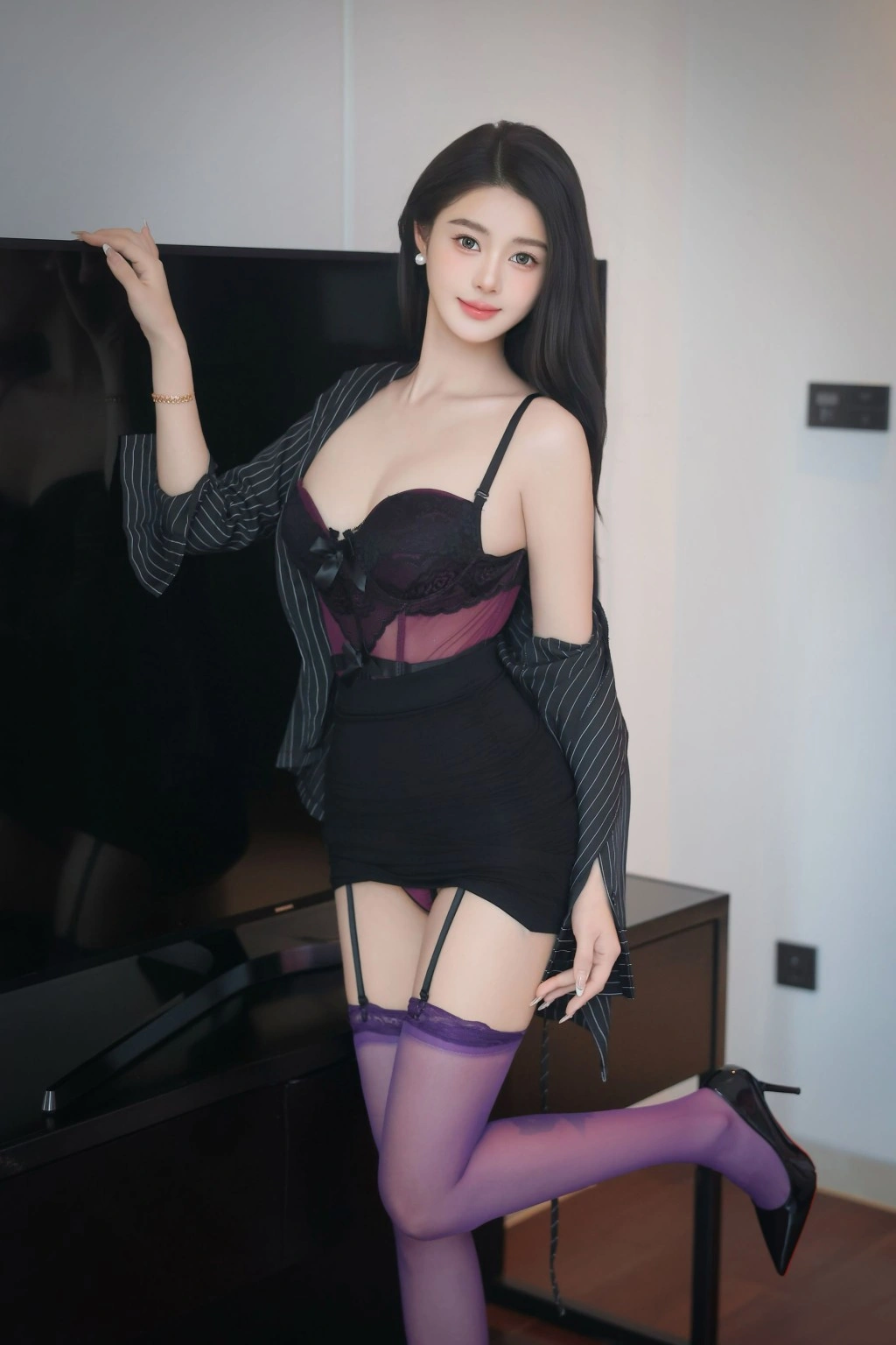 秀人网 Candy糖糖 翘臀丁裤配紫色丝袜私房写真插图1 秀人网 Candy糖糖 翘臀丁裤配紫色丝袜私房写真