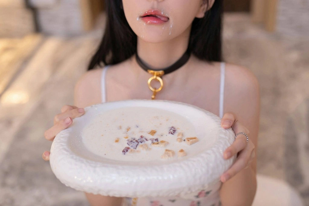 秀人网 谢小蒽 魅惑私拍 白色花纹睡裙写真插图1 秀人网 谢小蒽 魅惑私拍 白色花纹睡裙写真