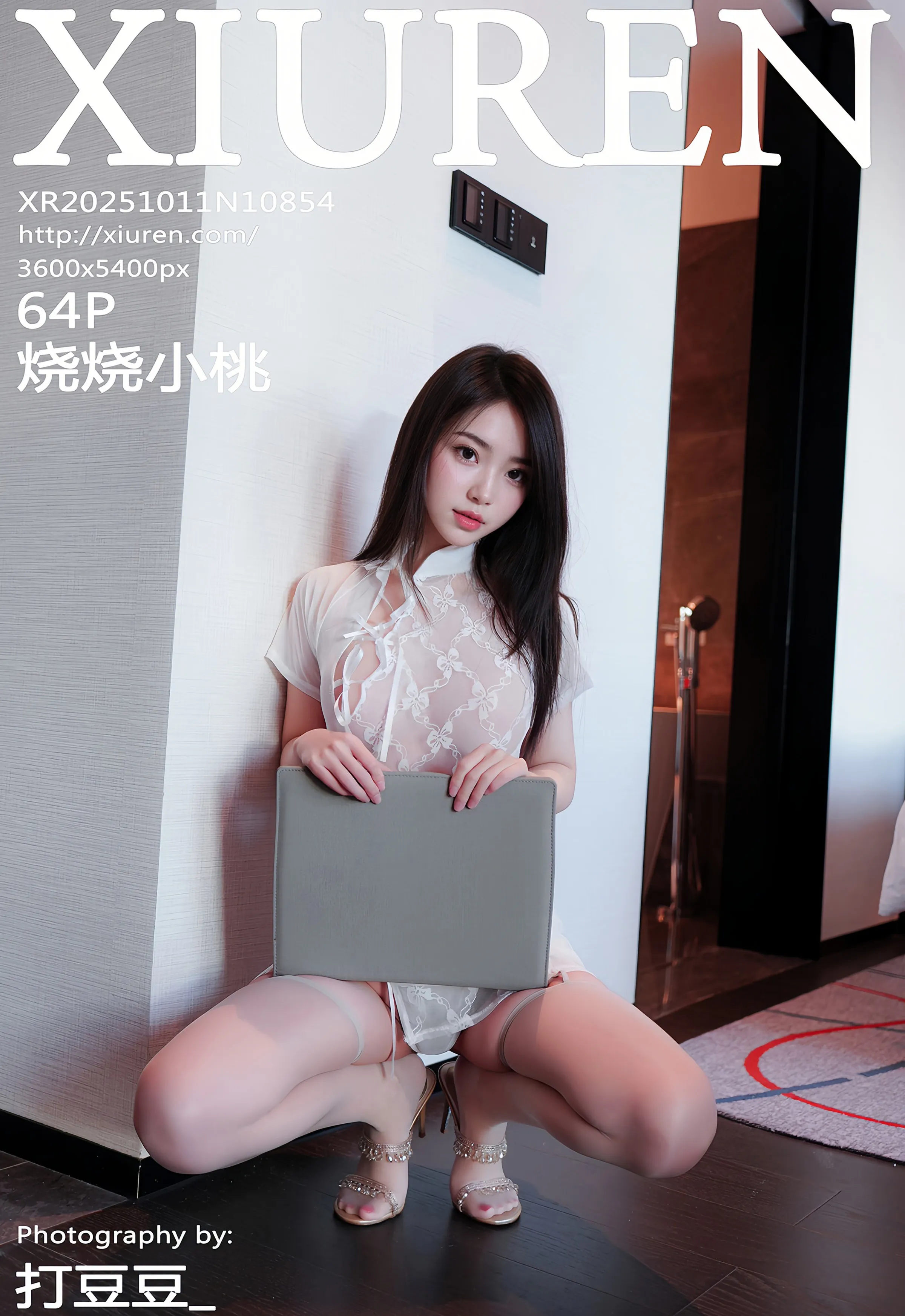 [XiuRen秀人网] No.10854 烧烧小桃 白色内衣 灰色丝袜 性感写真 [64张]插图