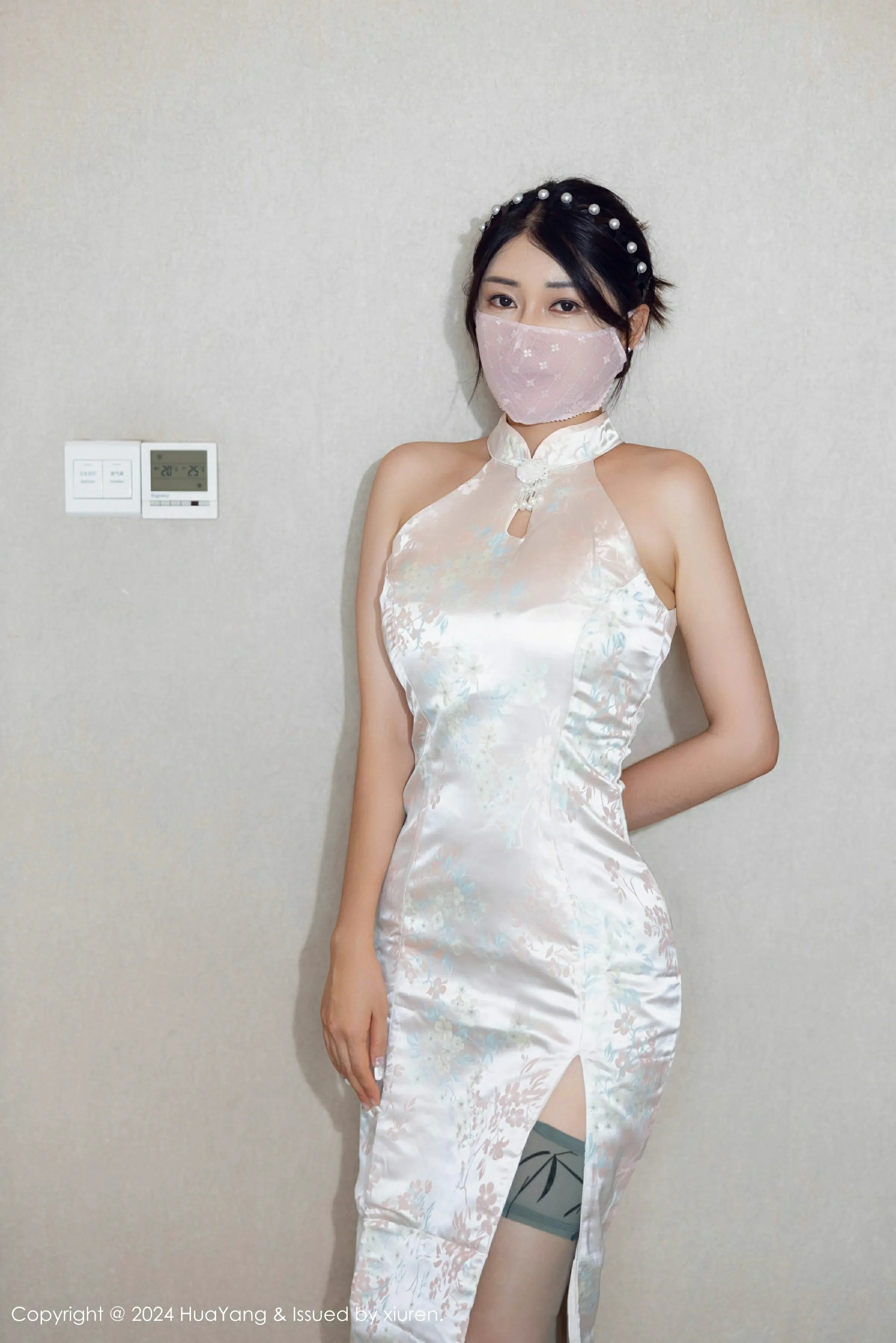 [HuaYang花漾写真] VOL.606 凯竹Quinn 白色旗袍 浅色丝袜 性感写真 [80张]插图1