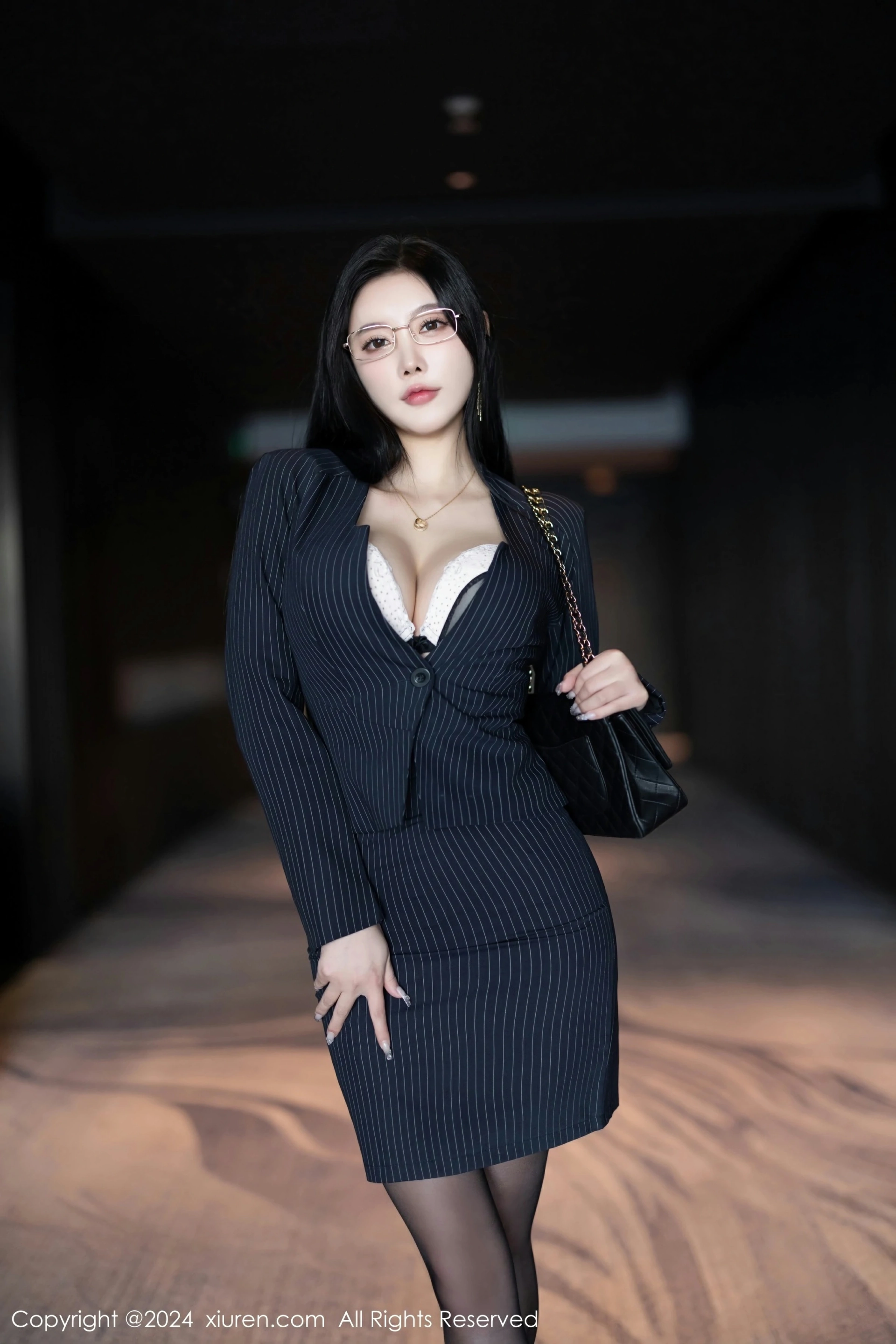 [XIAOYU语画界] VOL.1188 杨晨晨Yome 性感黑色条纹西服搭配短裙 海南旅拍写真 [85张]插图1