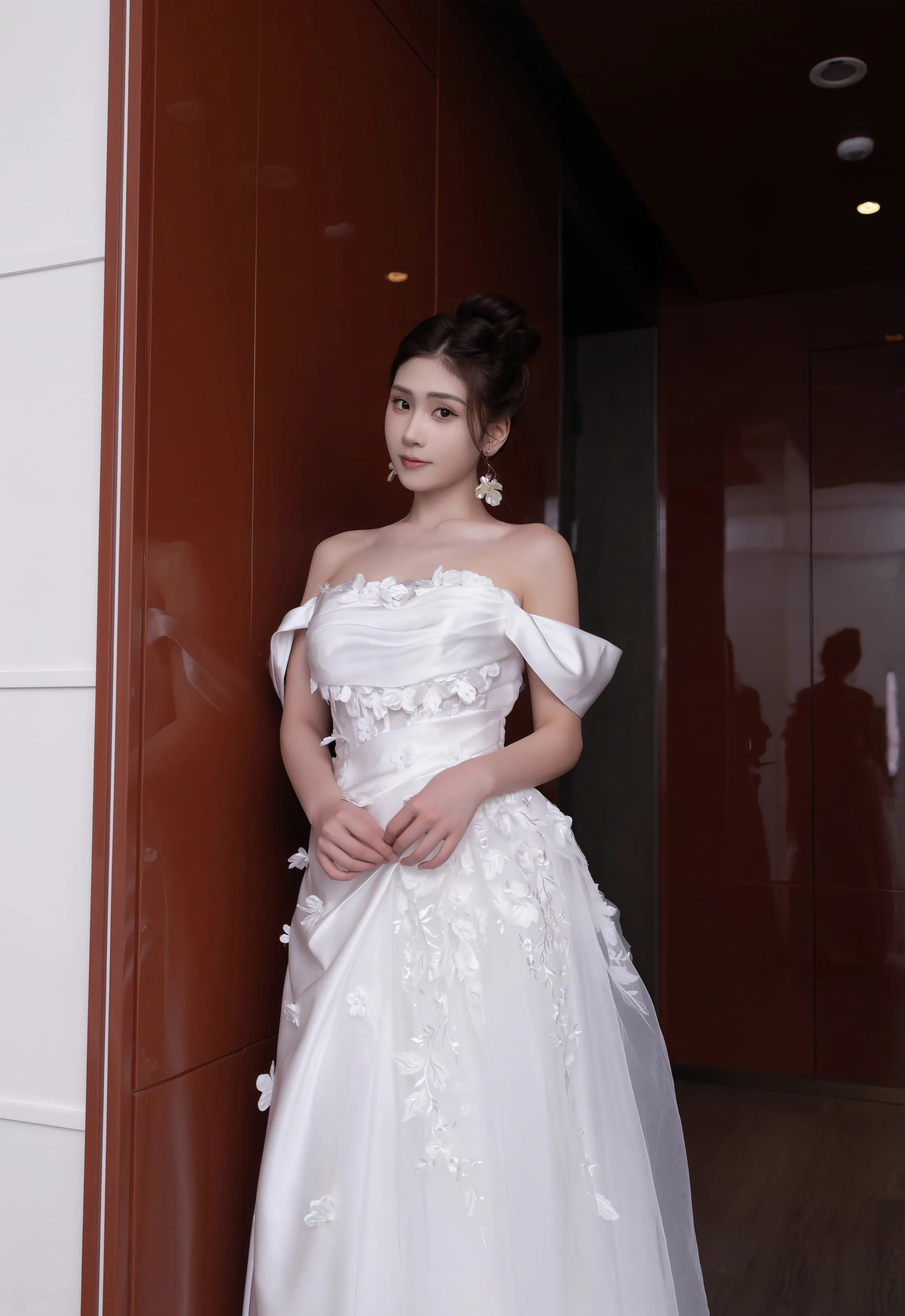 [XiuRen秀人网] No.10814 刘婷婷 白色婚纱 肉色丝袜 性感写真 [80张]