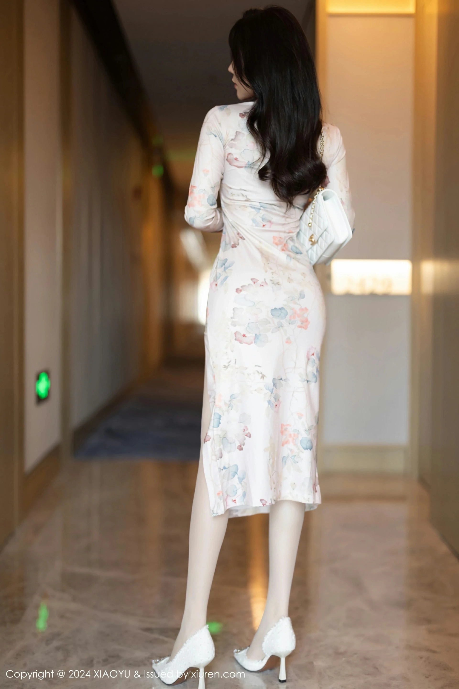 [XIAOYU语画界] VOL.1199 徐莉芝Booty 白色带图案旗袍 诱人灰丝 性感写真 [90张]插图