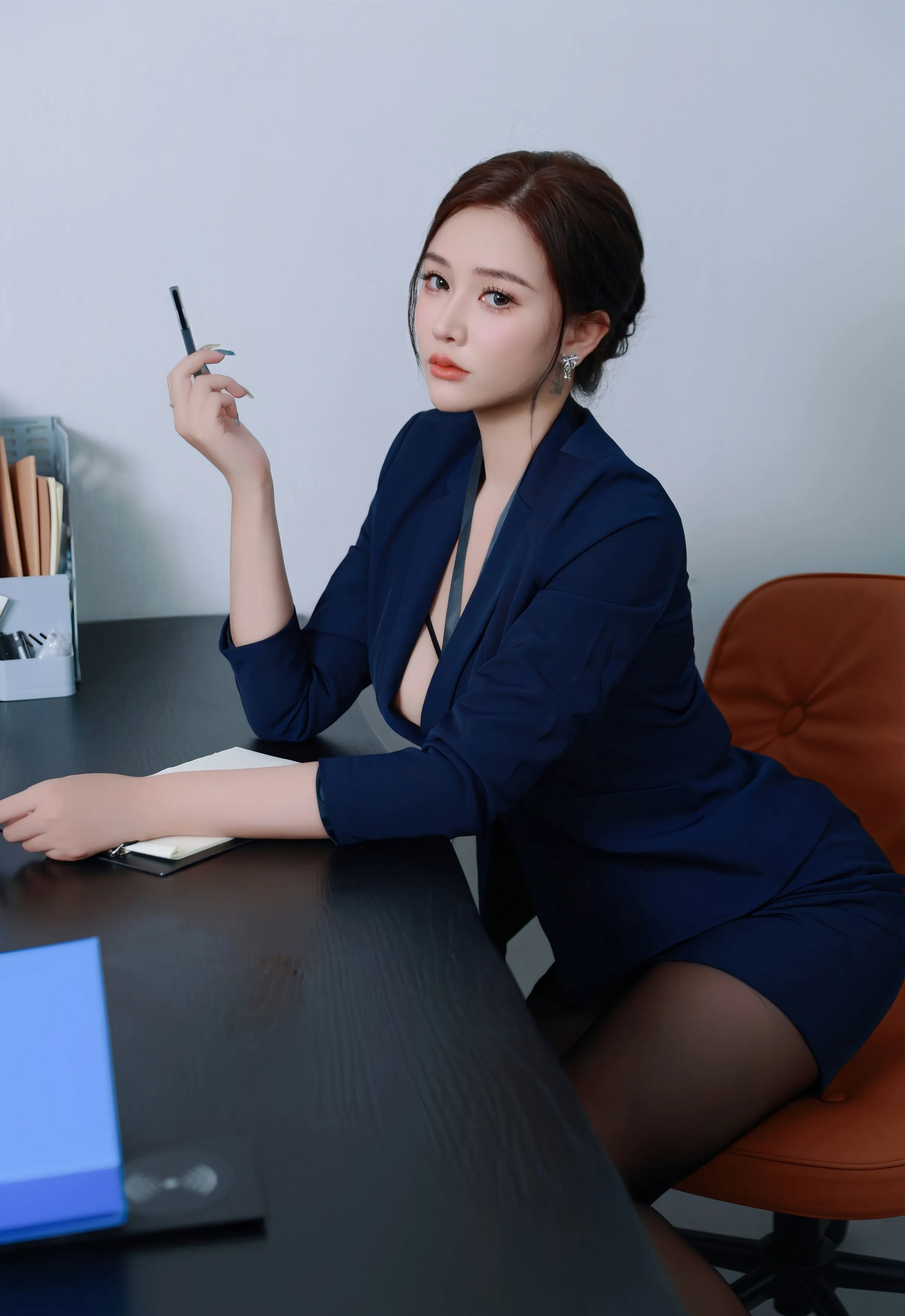 [XiuRen秀人网] No.10751 娜比 深色OL服饰 魅惑黑丝 性感写真 [75张]