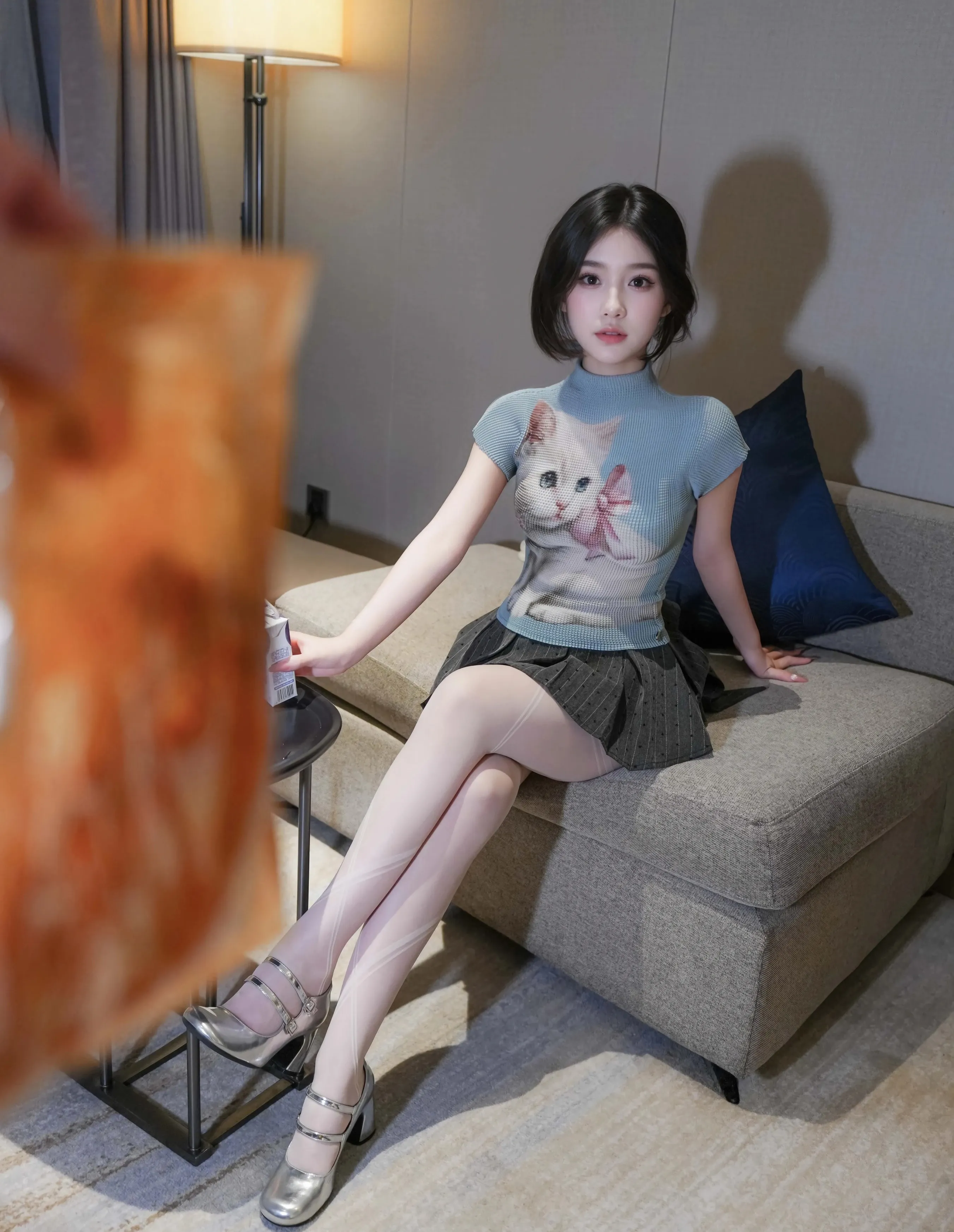 [XiuRen秀人网] No.10830 汁汁 灰色短裙 白色丝袜 性感写真 [70张]插图