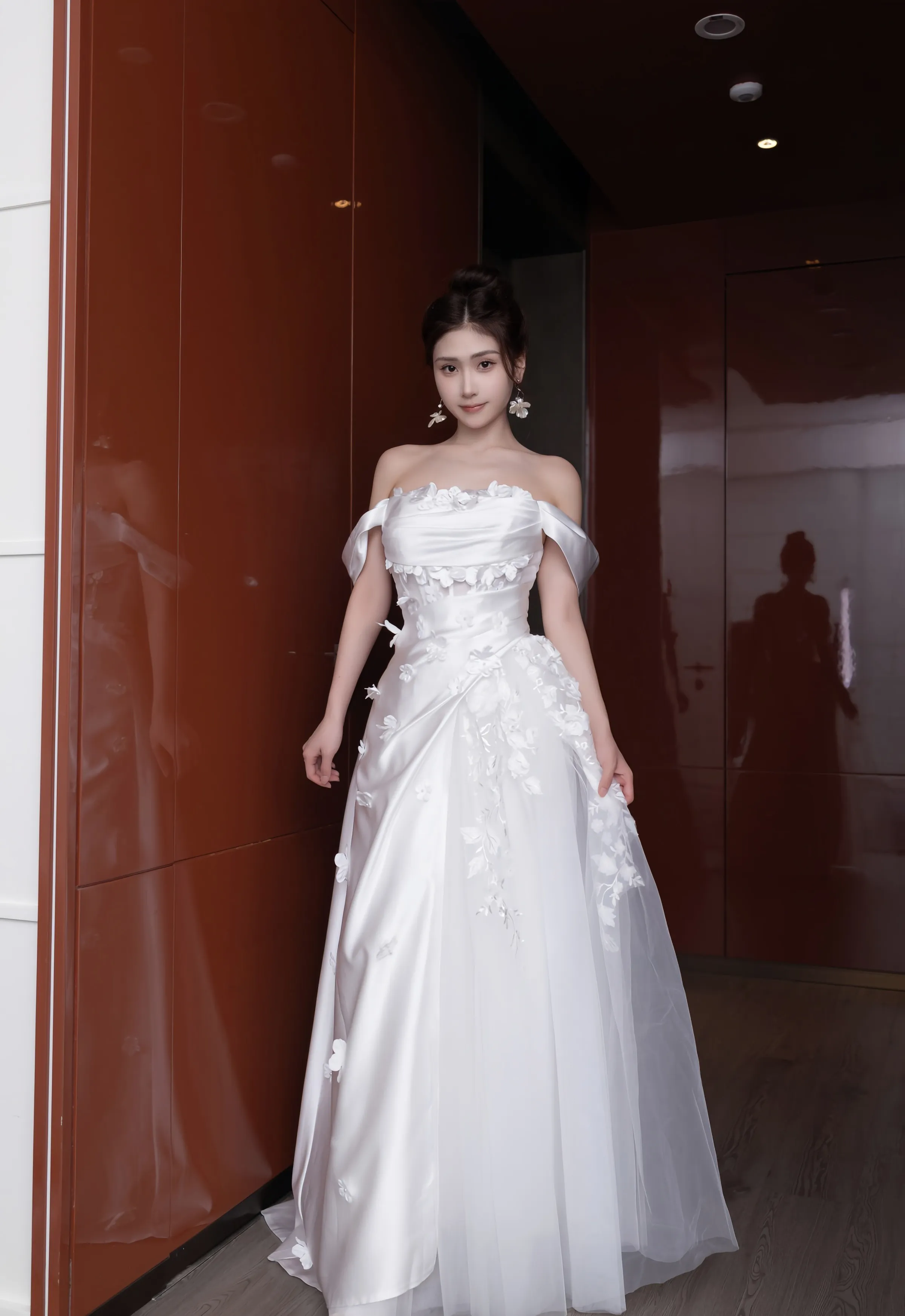 [XiuRen秀人网] No.10814 刘婷婷 白色婚纱 肉色丝袜 性感写真 [80张]