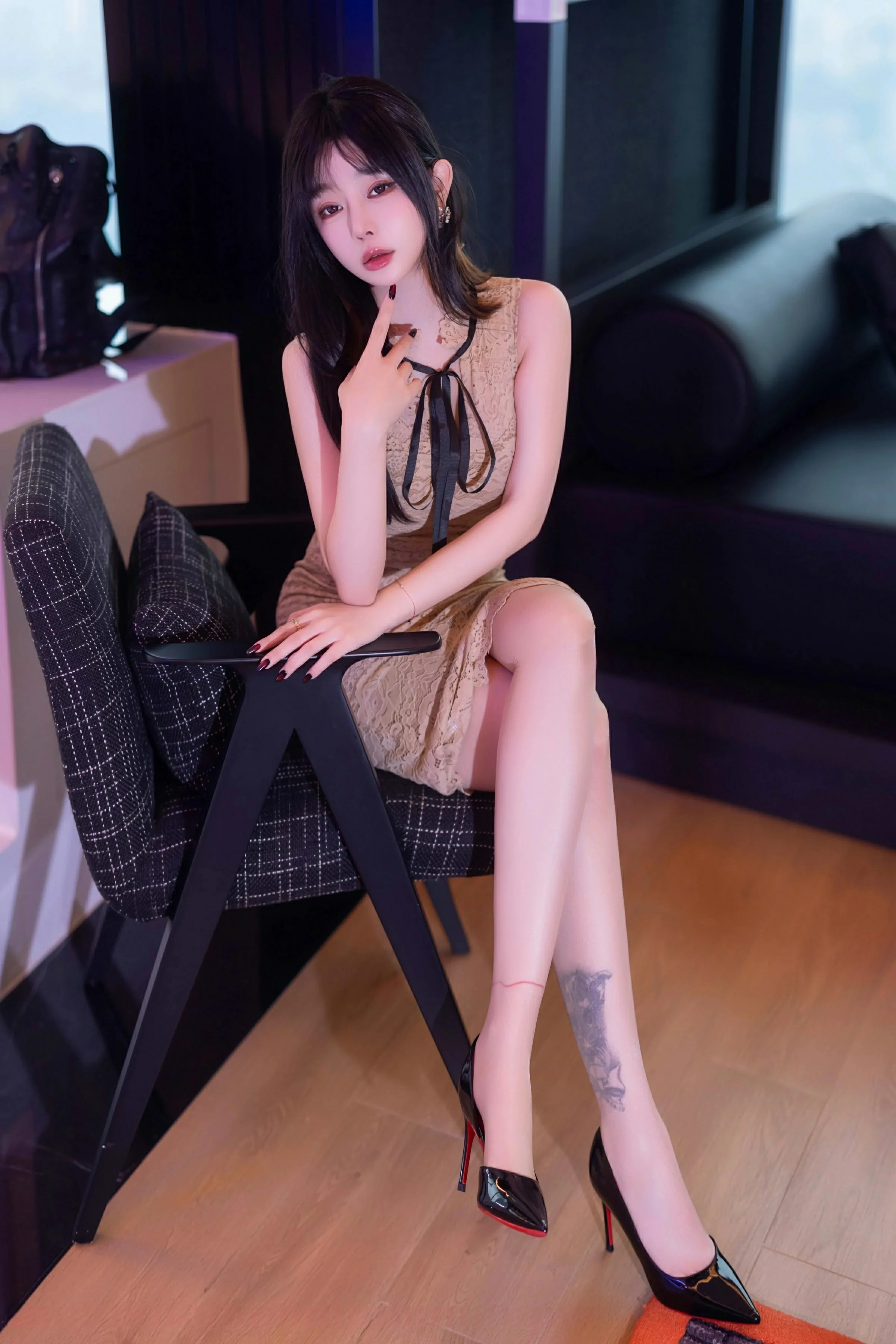 [HuaYang花漾写真] VOL.632 王雨纯 浅色连衣短裙 诱人肉丝 性感写真 [82张]插图1