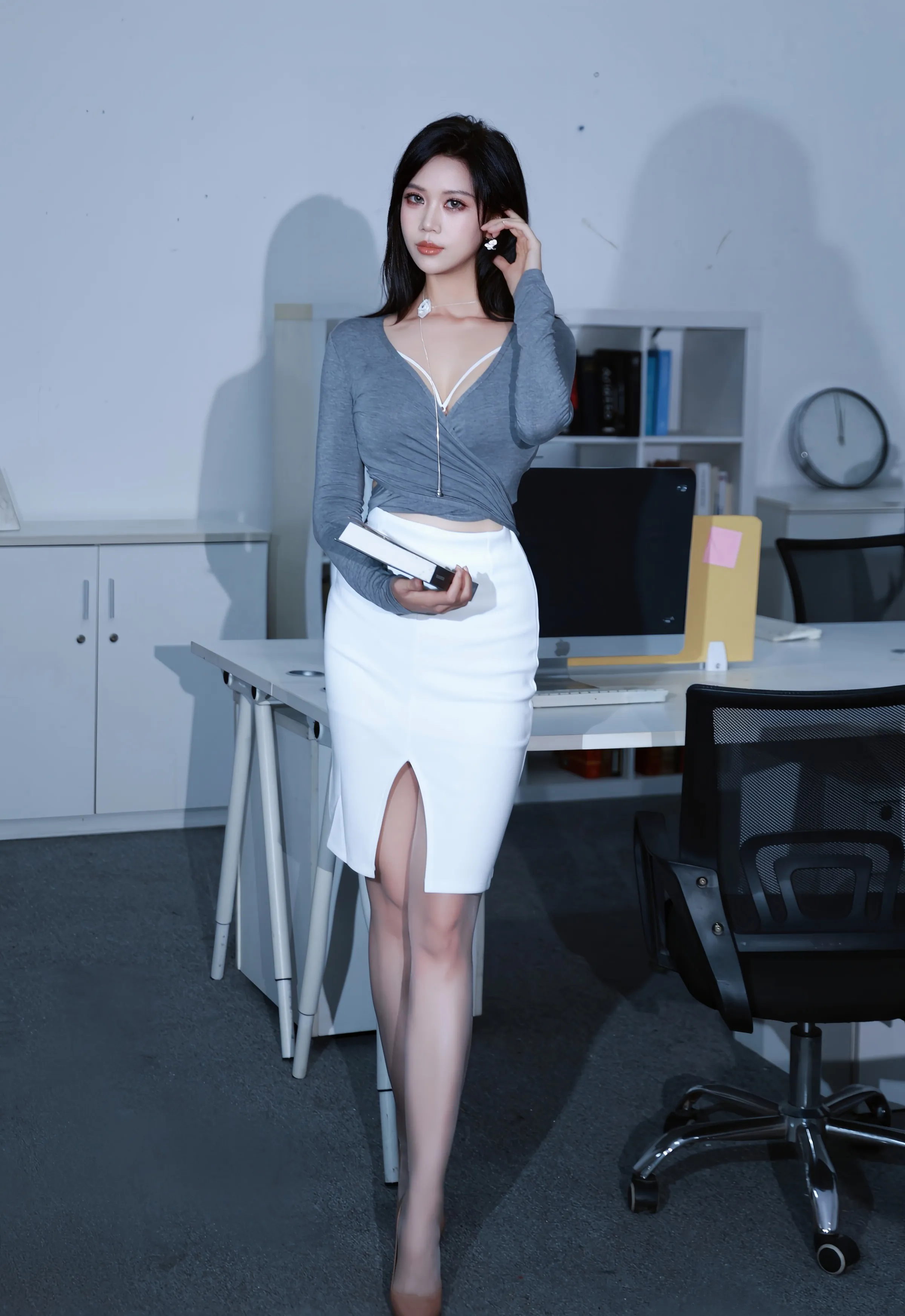 [XiuRen秀人网] No.10780 玫瑰我爱你 白色包臀裙 灰色丝袜 性感写真 [75张]