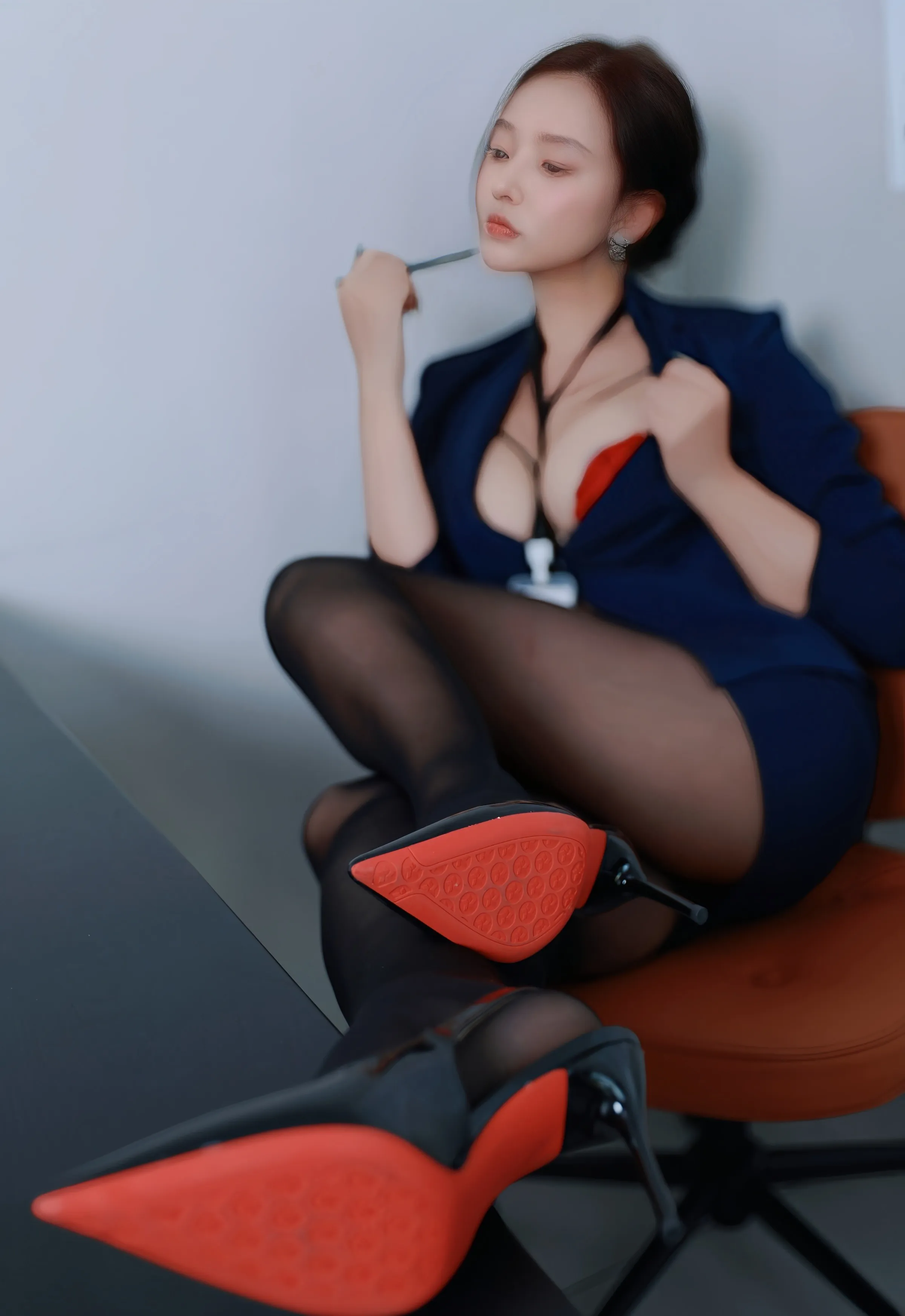 [XiuRen秀人网] No.10751 娜比 深色OL服饰 魅惑黑丝 性感写真 [75张]