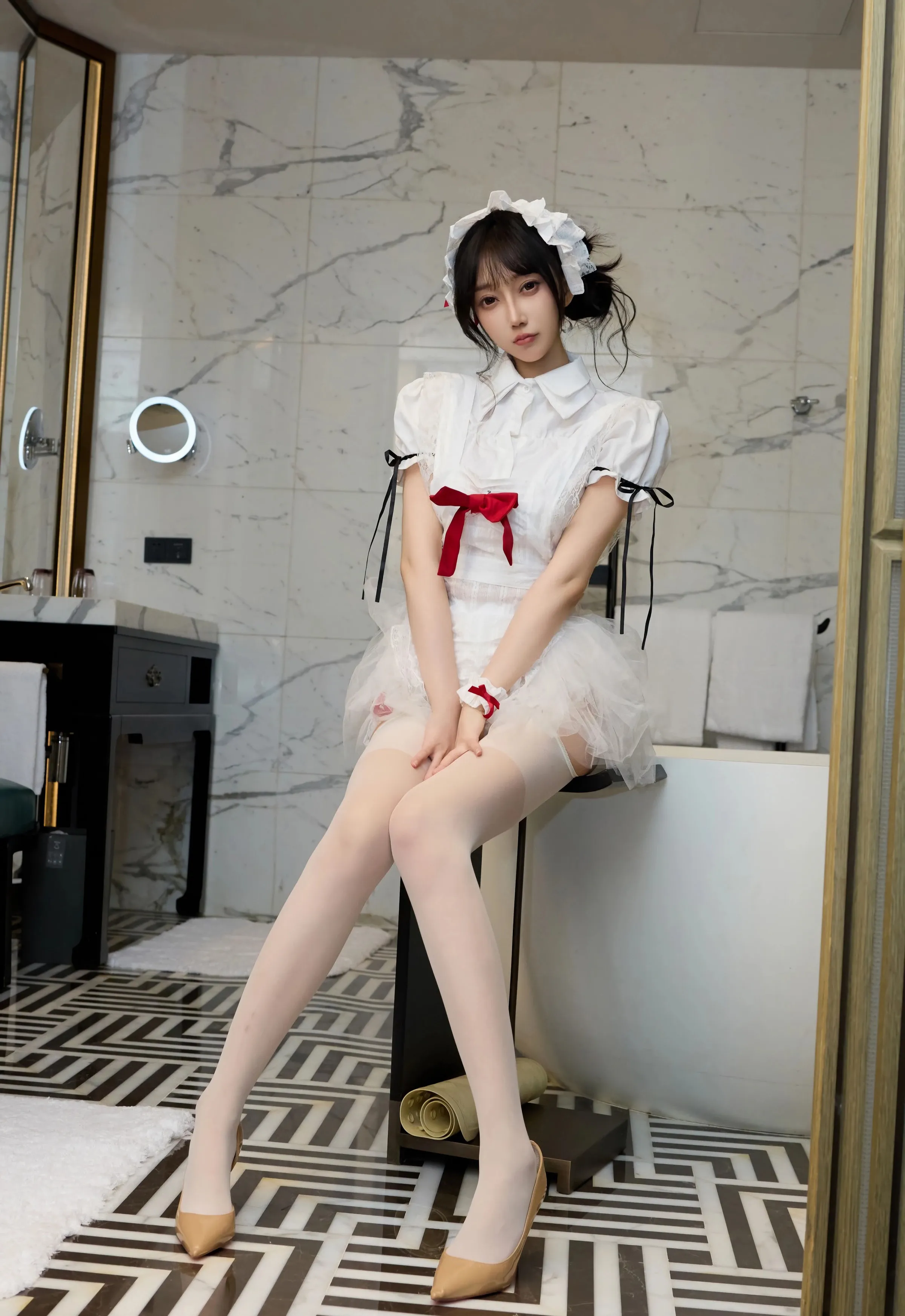 [XiuRen秀人网] No.10827 玥儿玥er 性感萝莉女仆装 上海旅拍写真 [64张]