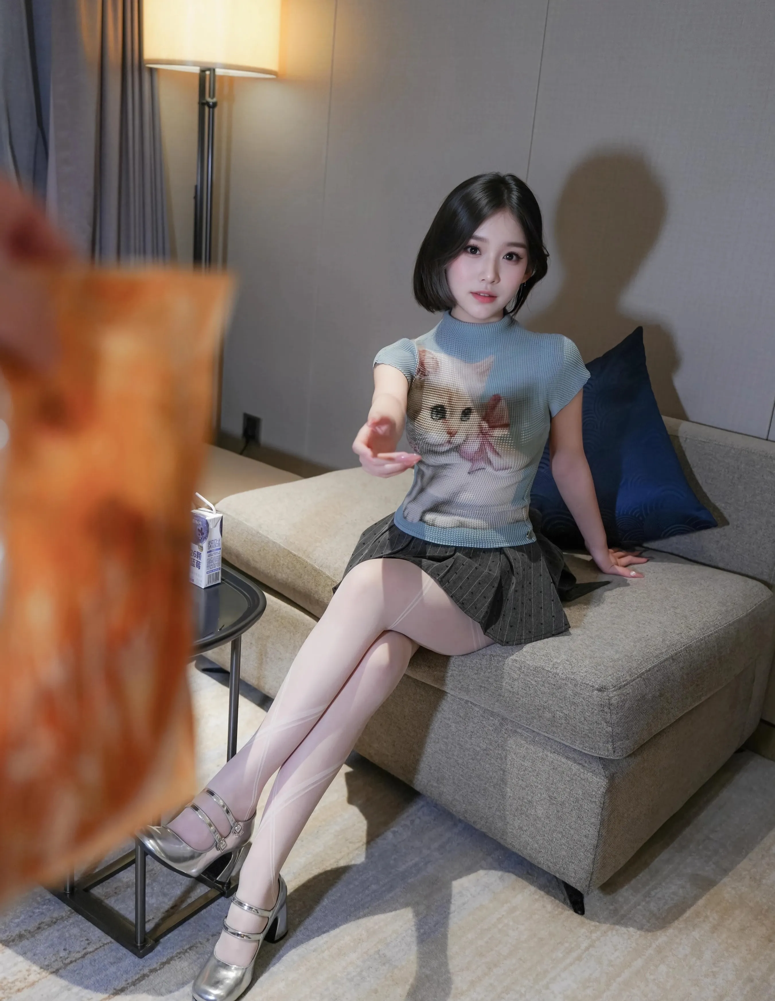 [XiuRen秀人网] No.10830 汁汁 灰色短裙 白色丝袜 性感写真 [70张]插图1