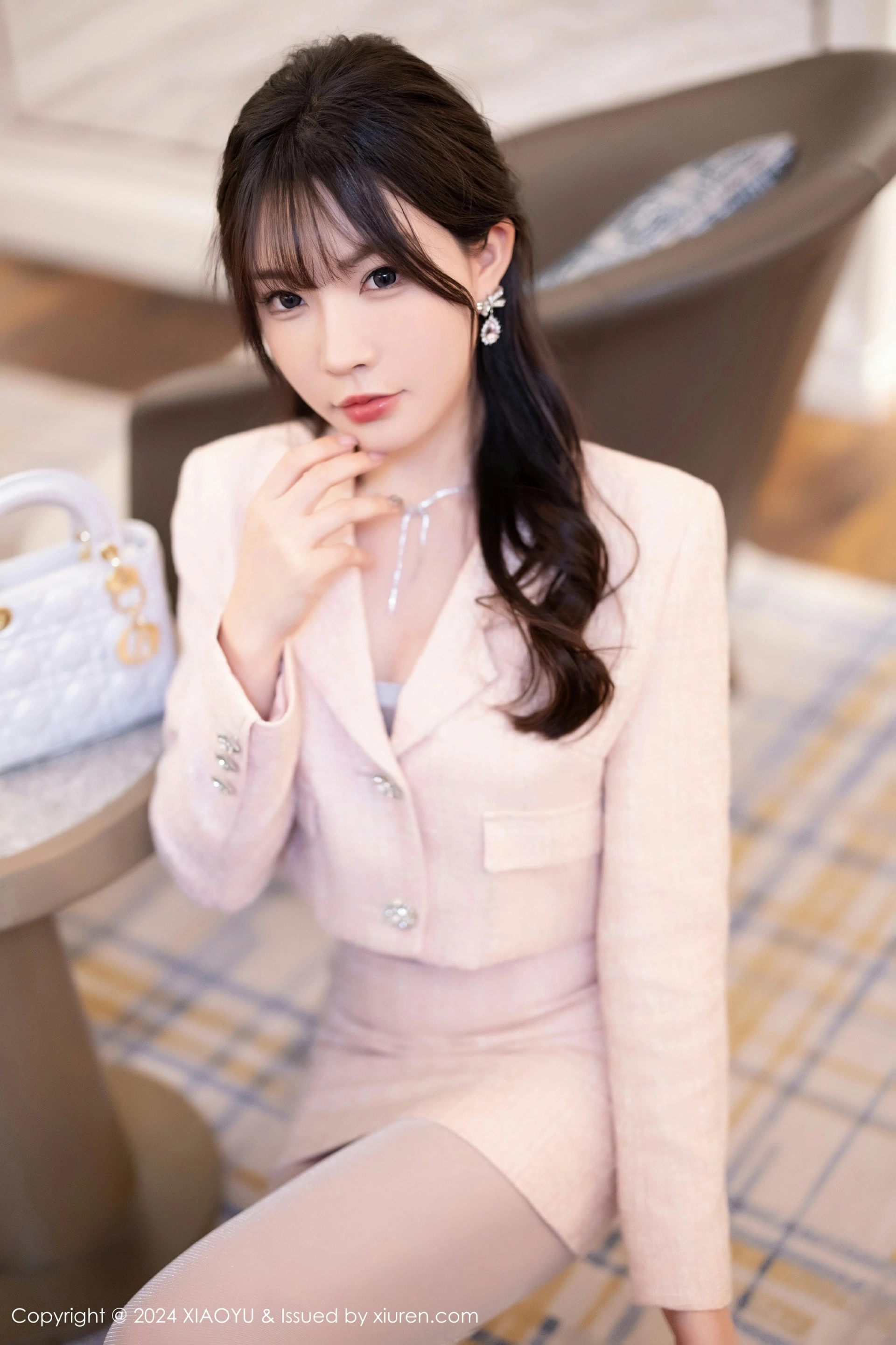[XIAOYU语画界] VOL.1236 徐莉芝Booty 性感浅粉色连衣短裙 哈尔滨旅拍写真 [82张]插图1