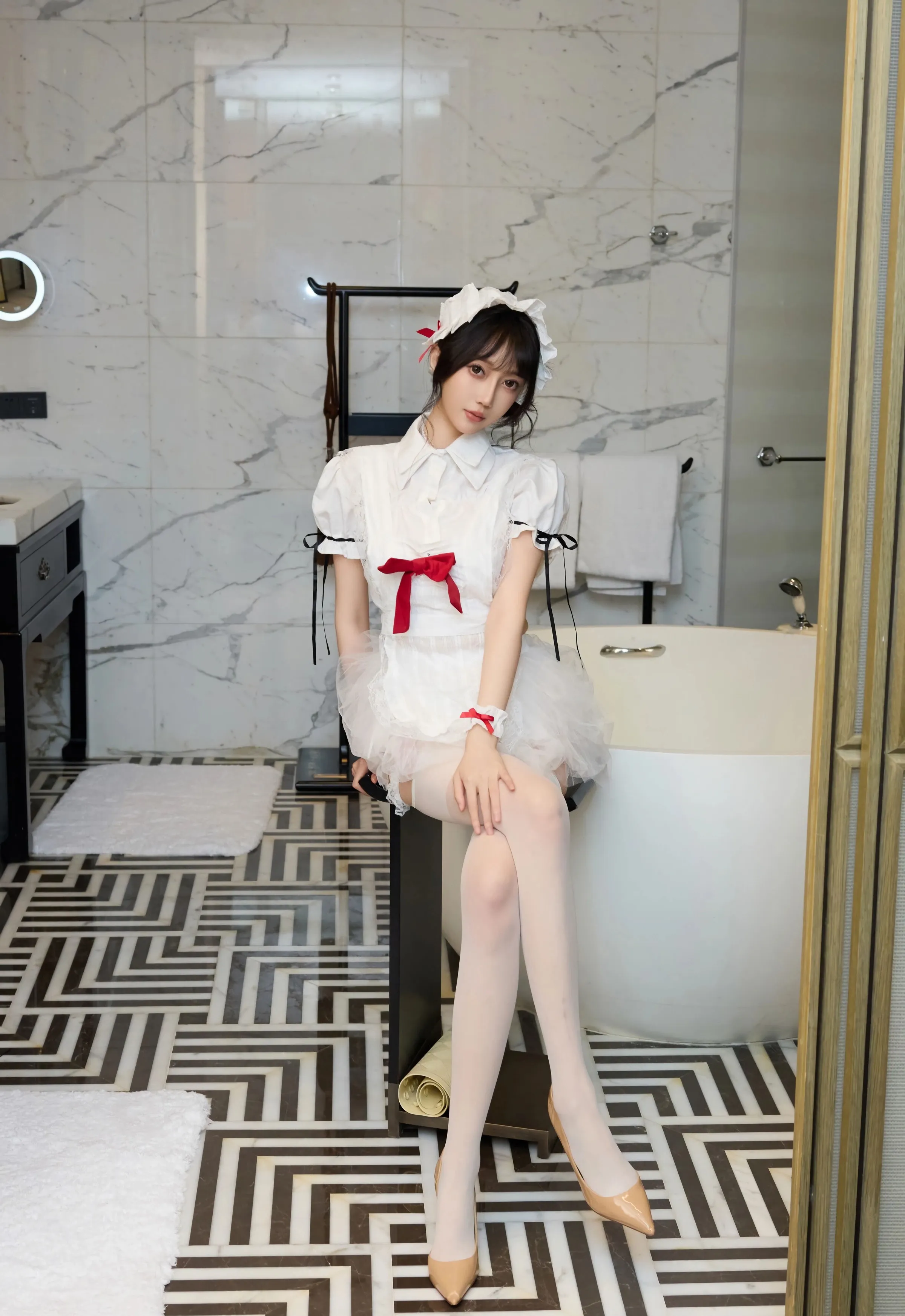 [XiuRen秀人网] No.10827 玥儿玥er 性感萝莉女仆装 上海旅拍写真 [64张]