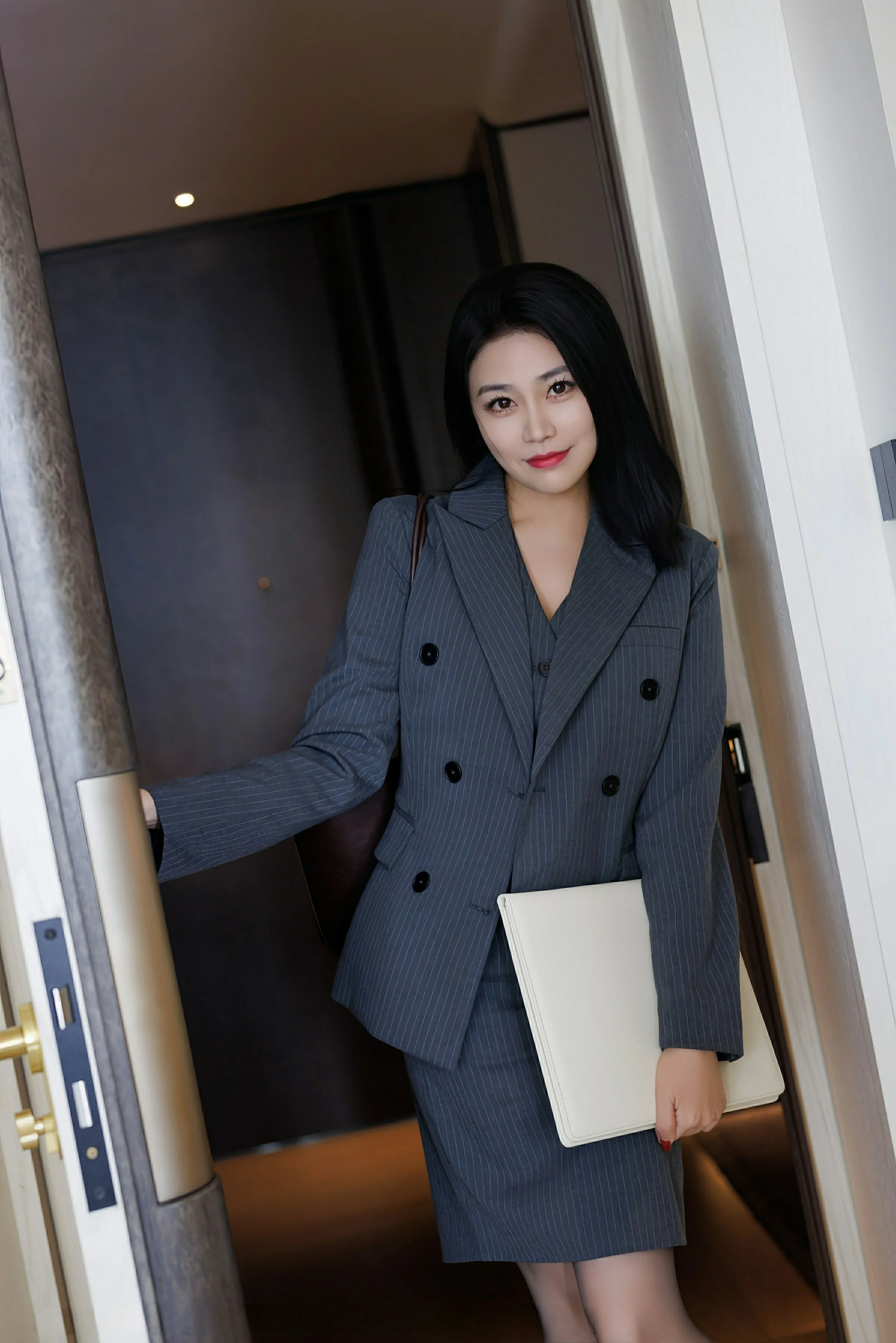 [IMISS爱蜜社] VOL.787 许诺Sabrina 深灰色OL职业装 红色蕾丝内衣 性感写真 [106张]插图