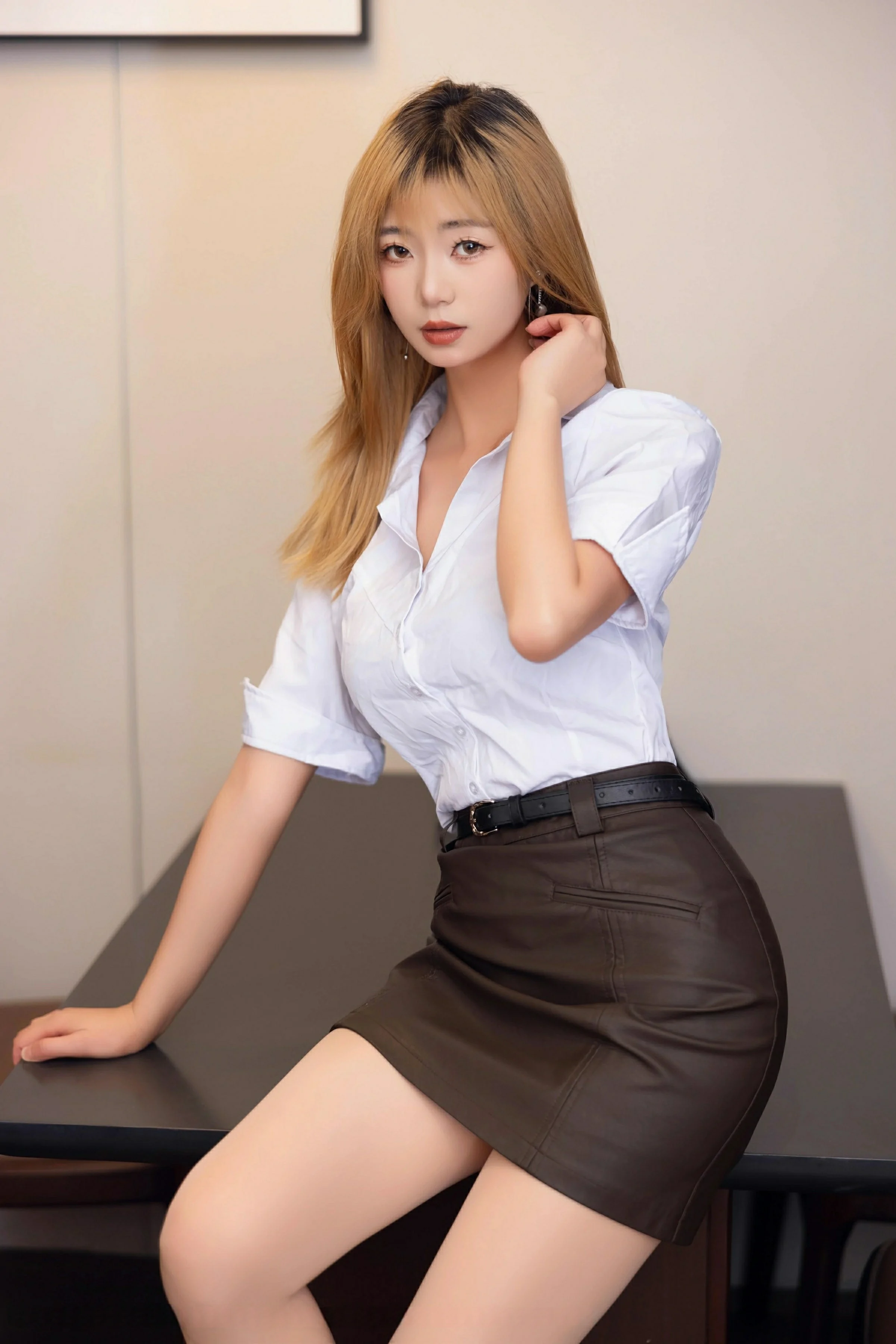 [HuaYang花漾写真] VOL.625 宋-kiki OL服饰 肉色丝袜 性感写真 [83张]插图1