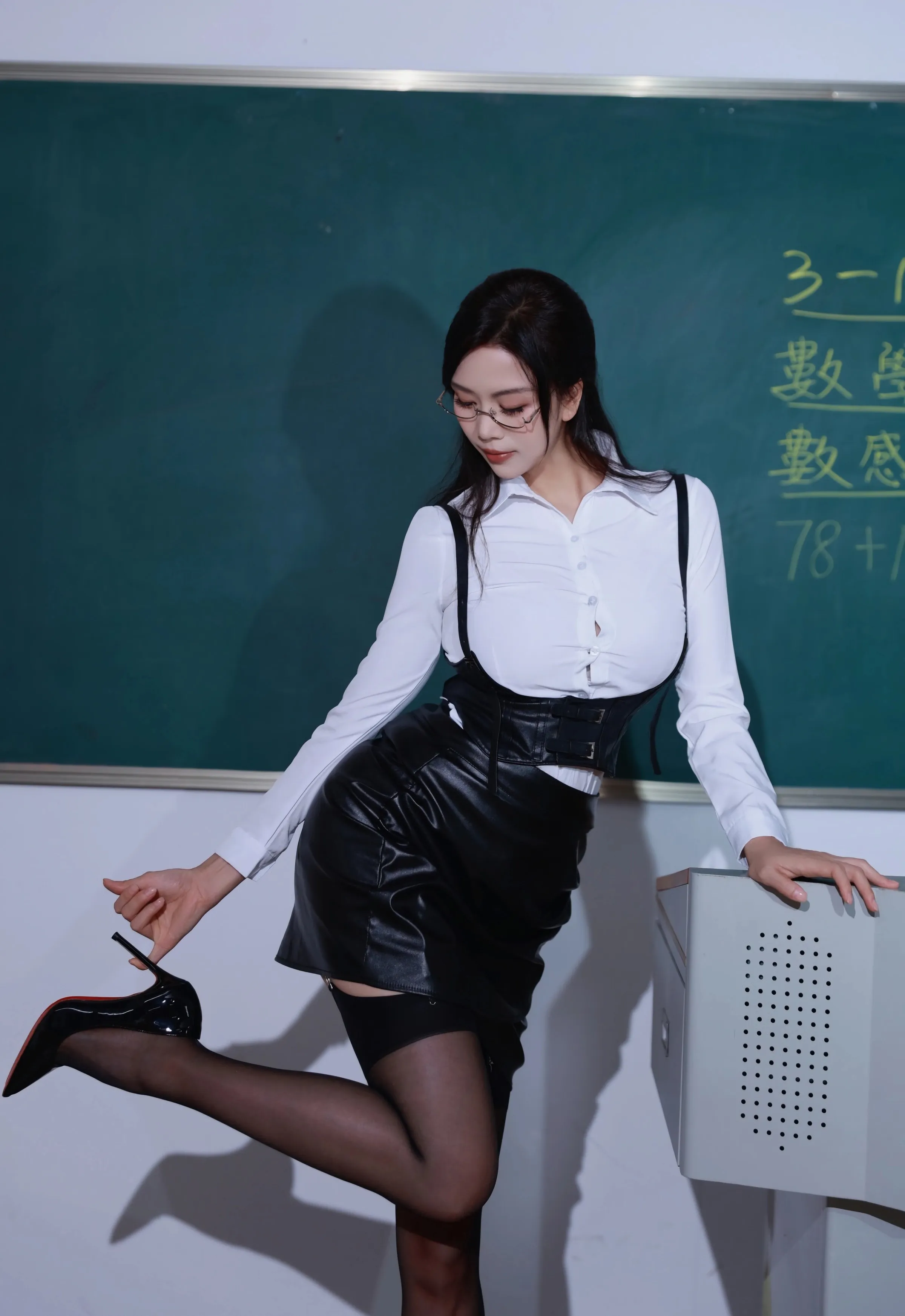 [XiuRen秀人网] No.10846 玫瑰我爱你 白色衬衫 魅惑黑丝 性感写真 [63张]插图