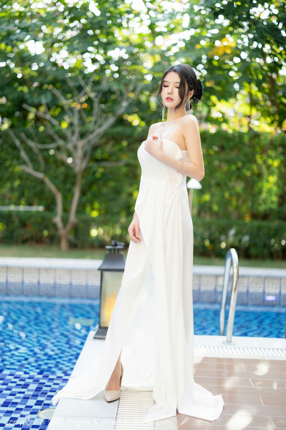 [MyGirl美媛馆] VOL.625 媛媛酱belle 户外泳池场景拍摄 性感白色长裙[54张]插图