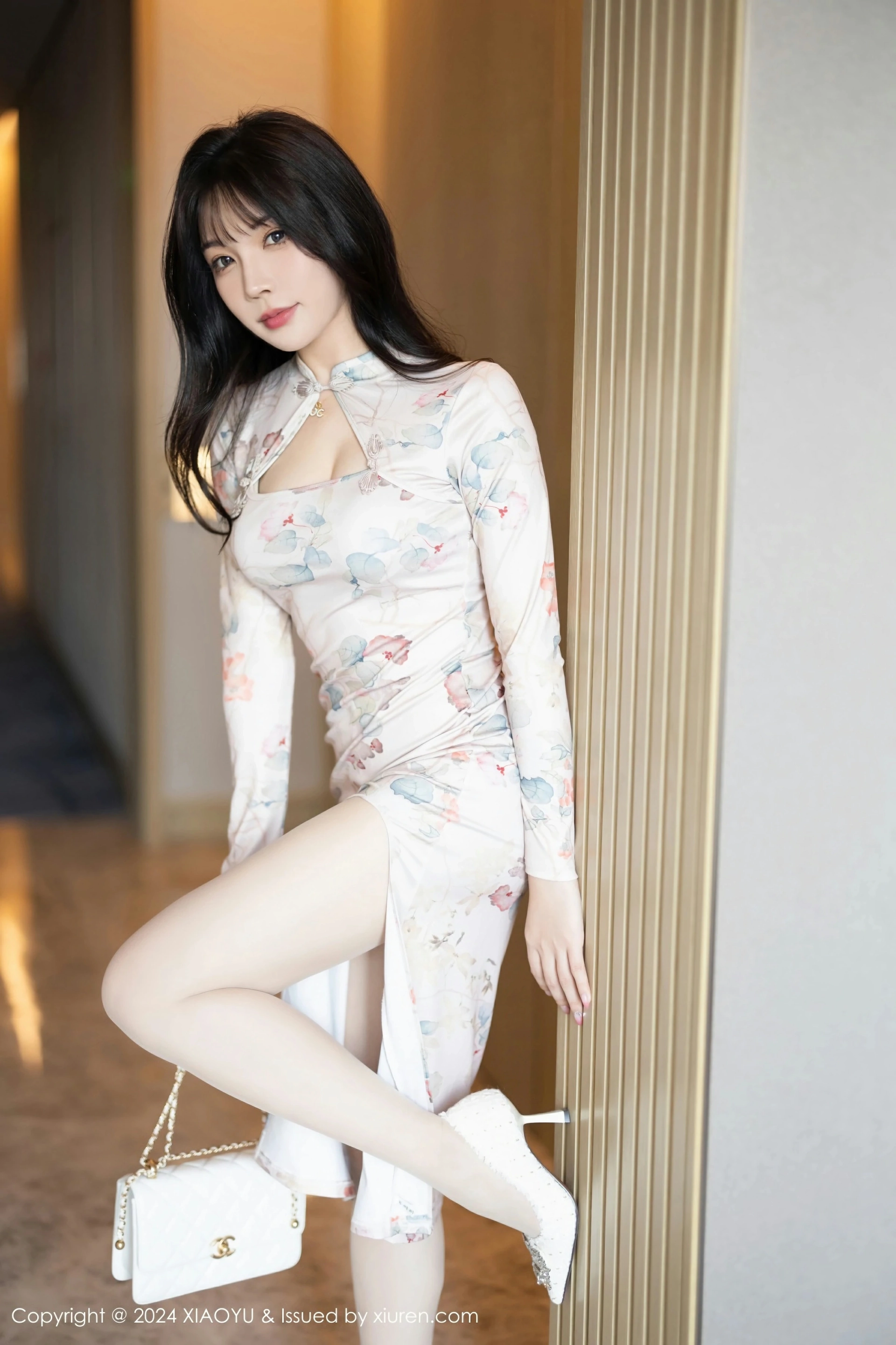 [XIAOYU语画界] VOL.1199 徐莉芝Booty 白色带图案旗袍 诱人灰丝 性感写真 [90张]插图1