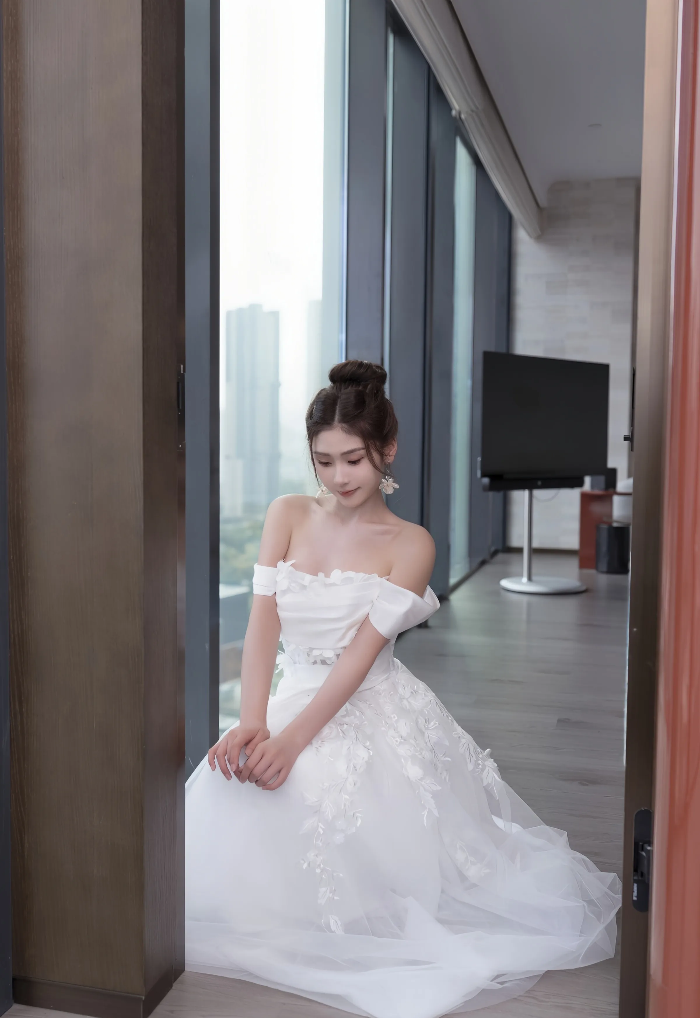 [XiuRen秀人网] No.10814 刘婷婷 白色婚纱 肉色丝袜 性感写真 [80张]