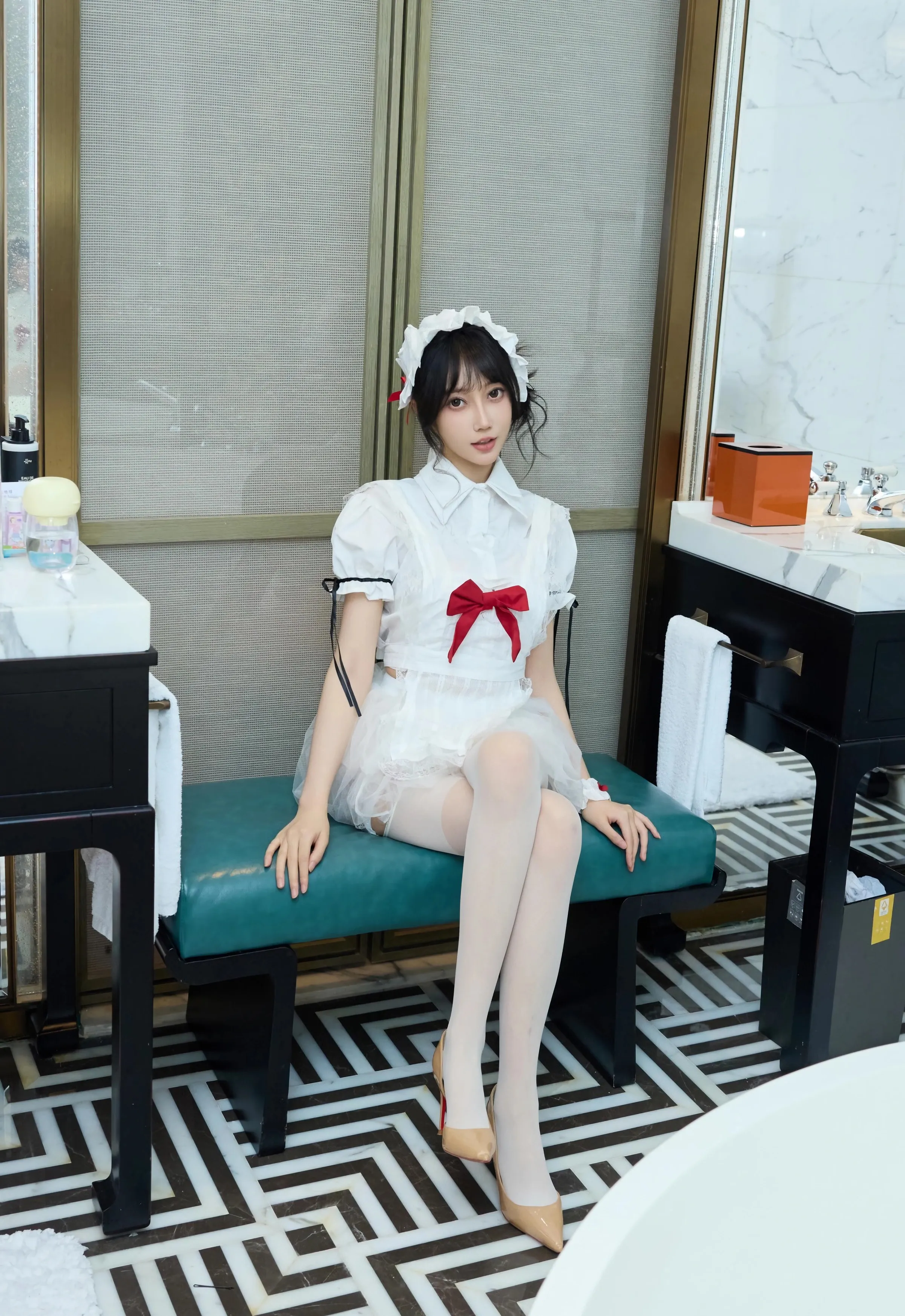 [XiuRen秀人网] No.10827 玥儿玥er 性感萝莉女仆装 上海旅拍写真 [64张]