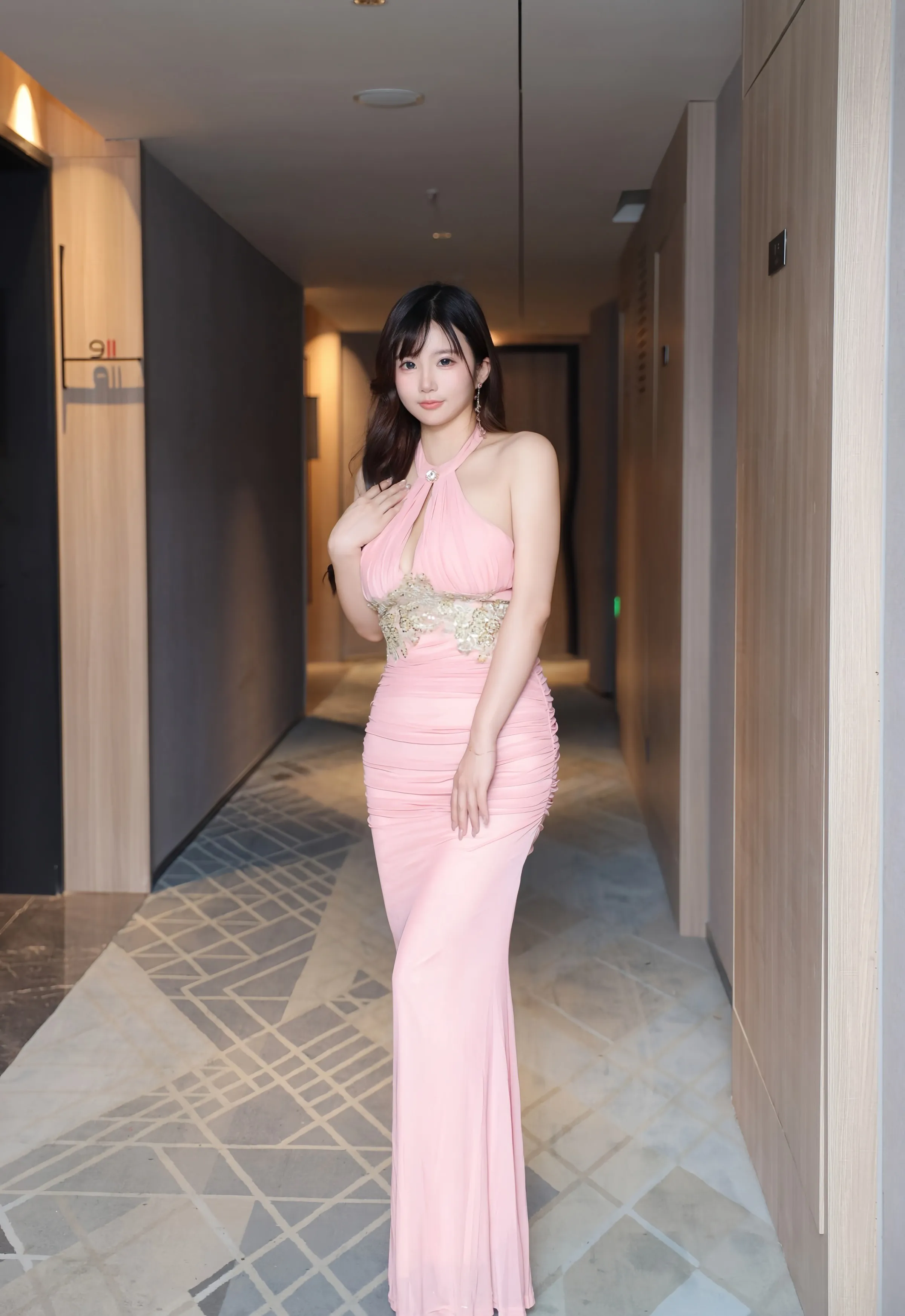 [XiuRen秀人网] No.10786 小肉肉咪 粉色长裙 性感写真 [62张]