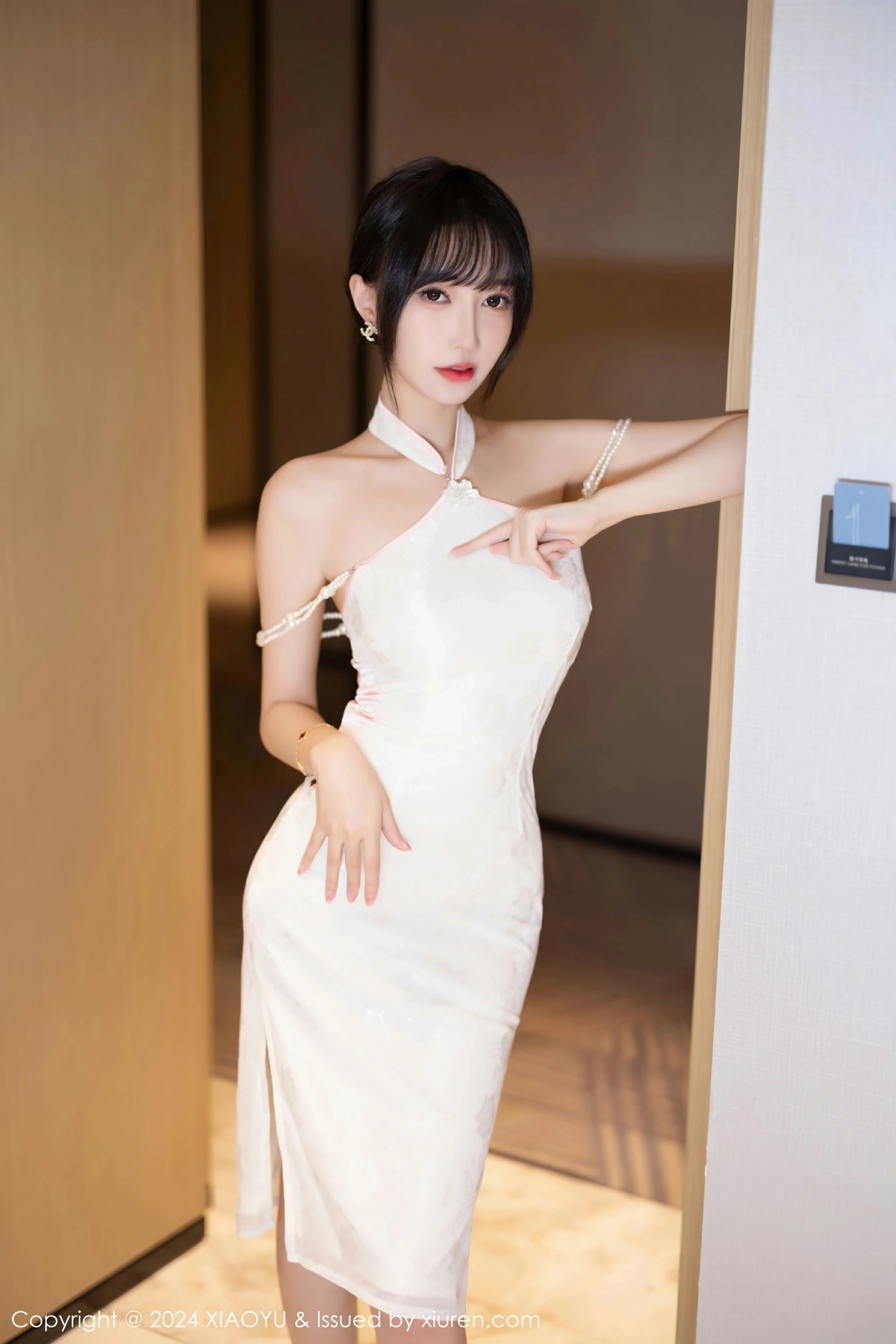[XIAOYU语画界] VOL.1186 玥儿玥er 白色露肩旗袍 性感写真 [83张]插图