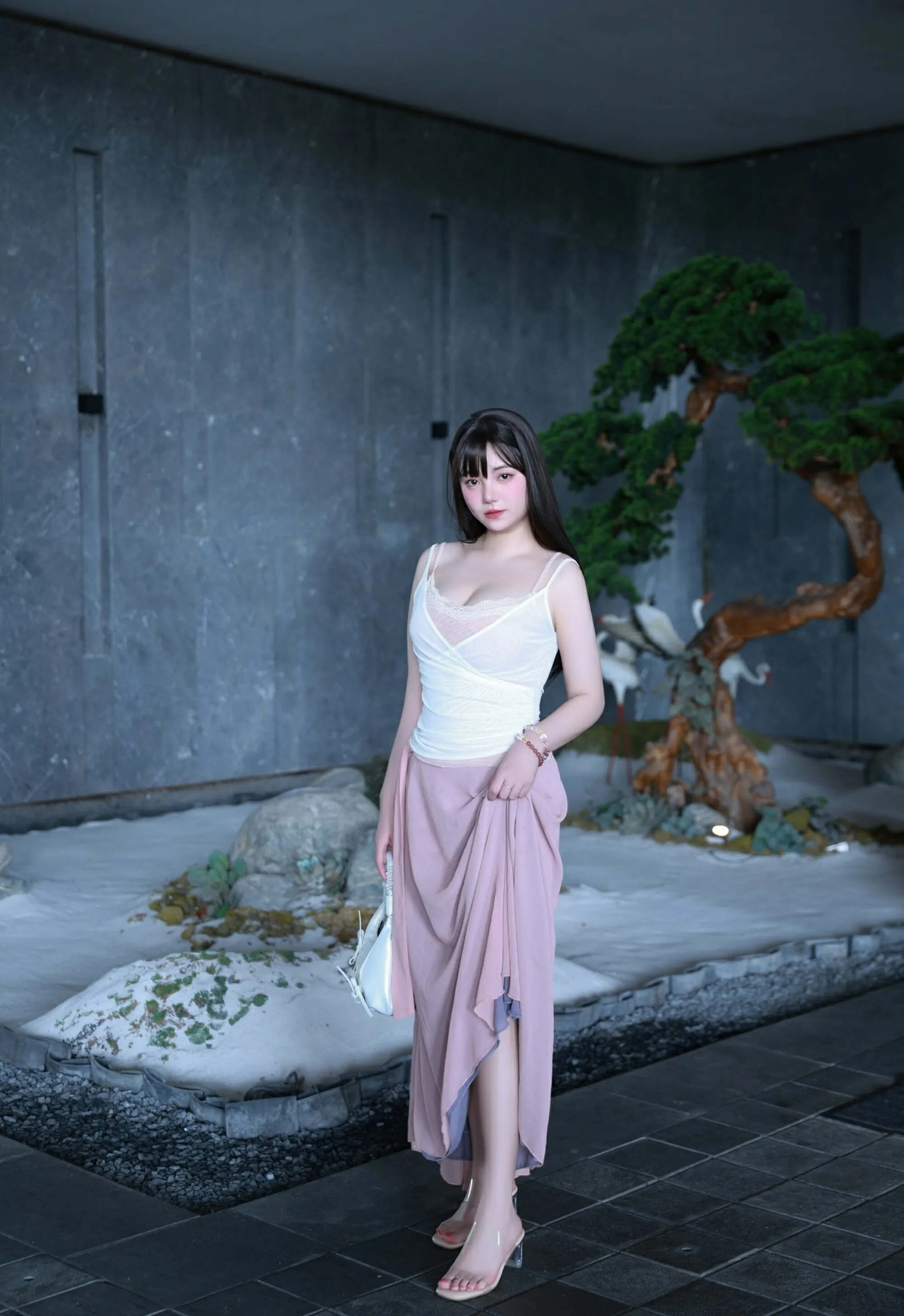 [XiuRen秀人网] No.10746 软情 粉色内衣 紫色长裙 性感写真 [86张]