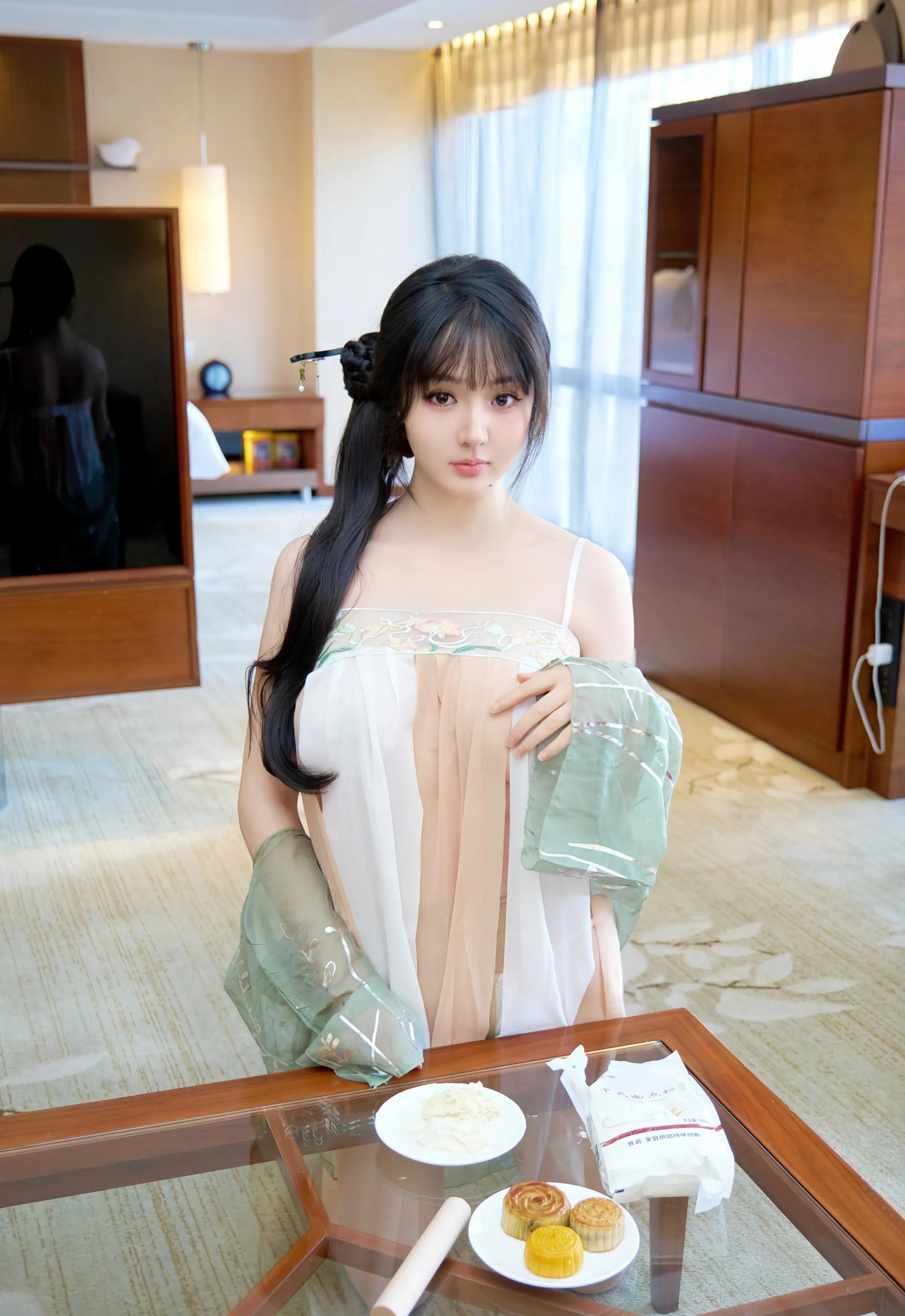 [XiuRen秀人网] No.10818 沈南汐RuRu 中秋主题 浅色古风服饰 性感写真 [56张]插图1