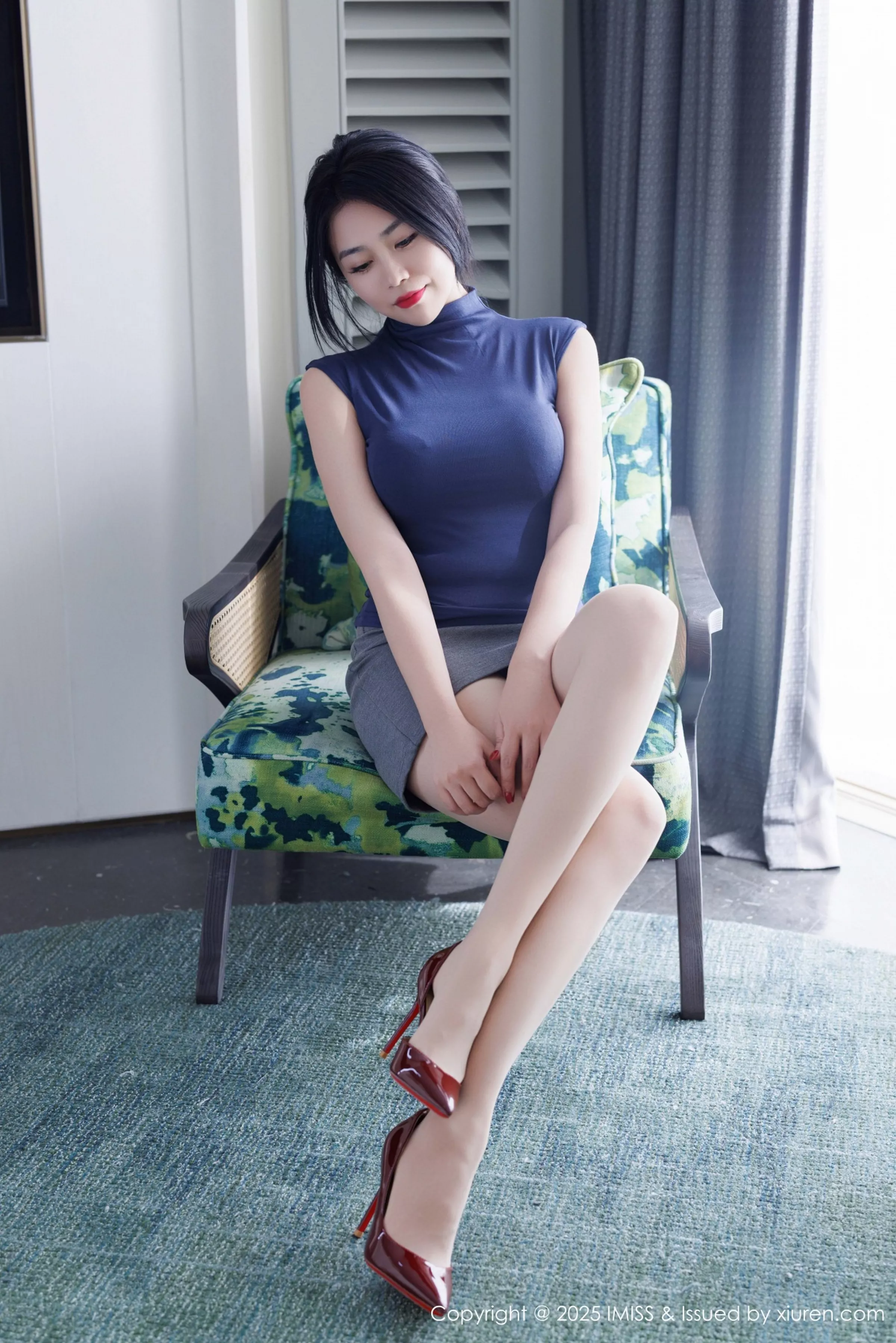 [IMISS爱蜜社] VOL.789 许诺Sabrina 灰色包臀裙 魅惑肉丝 性感写真 [86张]插图1
