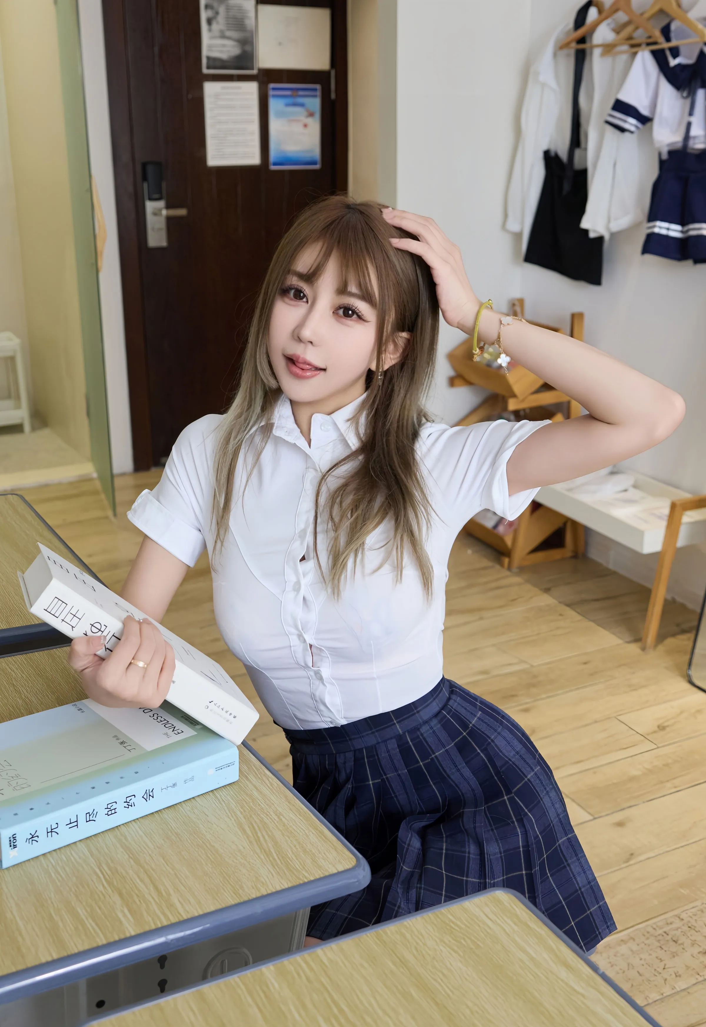 [XiuRen秀人网] No.10750 Zoe柚柚 JK短裙 超薄肉丝 性感写真 [70张]插图1