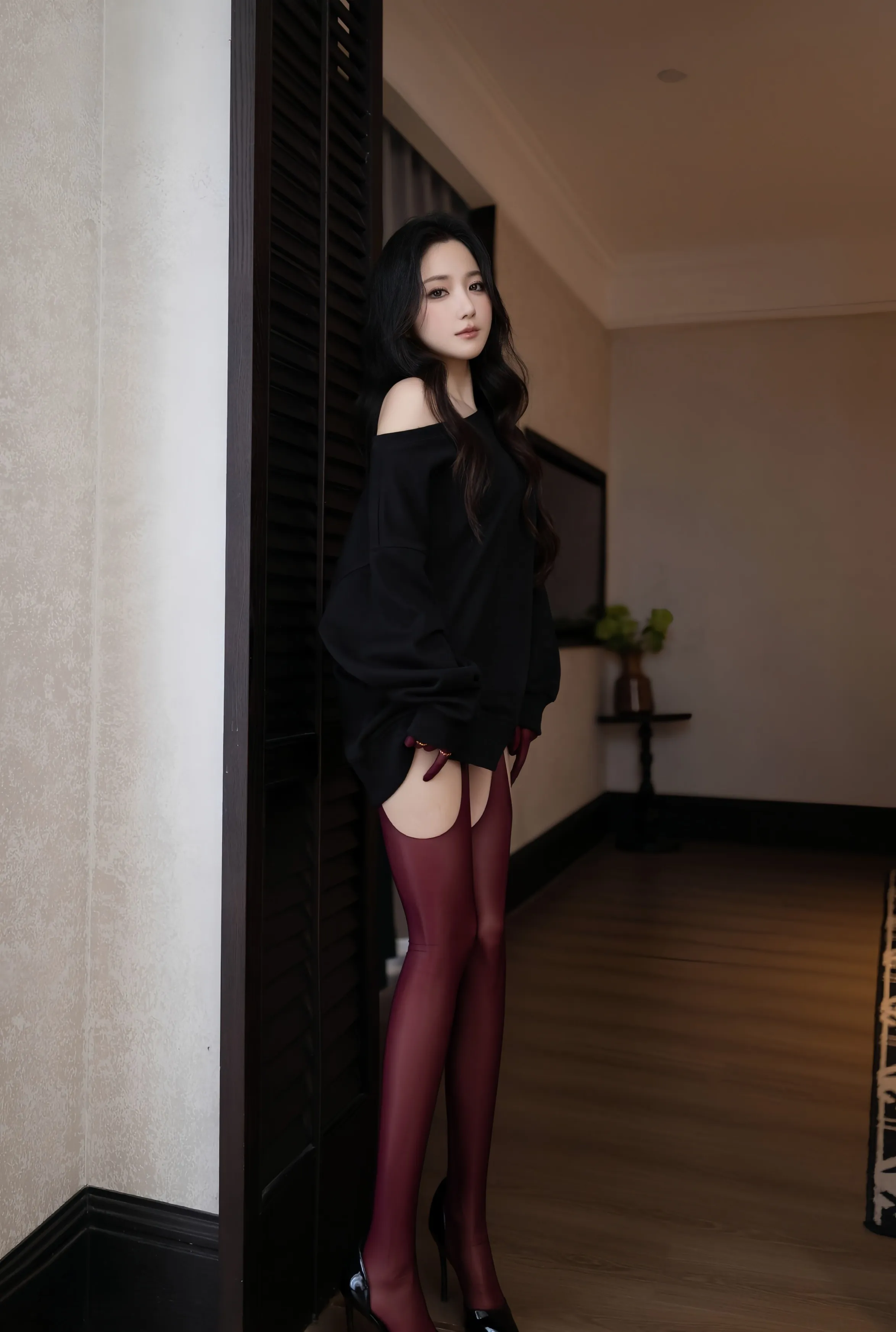 [XiuRen秀人网] No.10790 鱼子酱Fish 黑色内衣 红色丝袜 性感写真 [74张]插图1