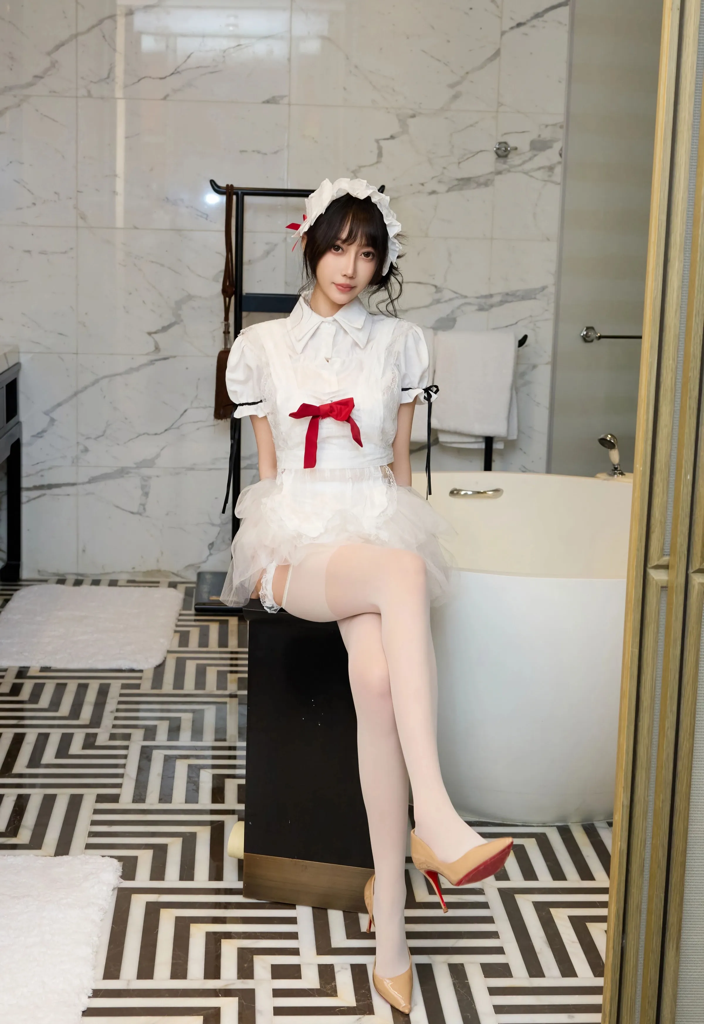 [XiuRen秀人网] No.10827 玥儿玥er 性感萝莉女仆装 上海旅拍写真 [64张]
