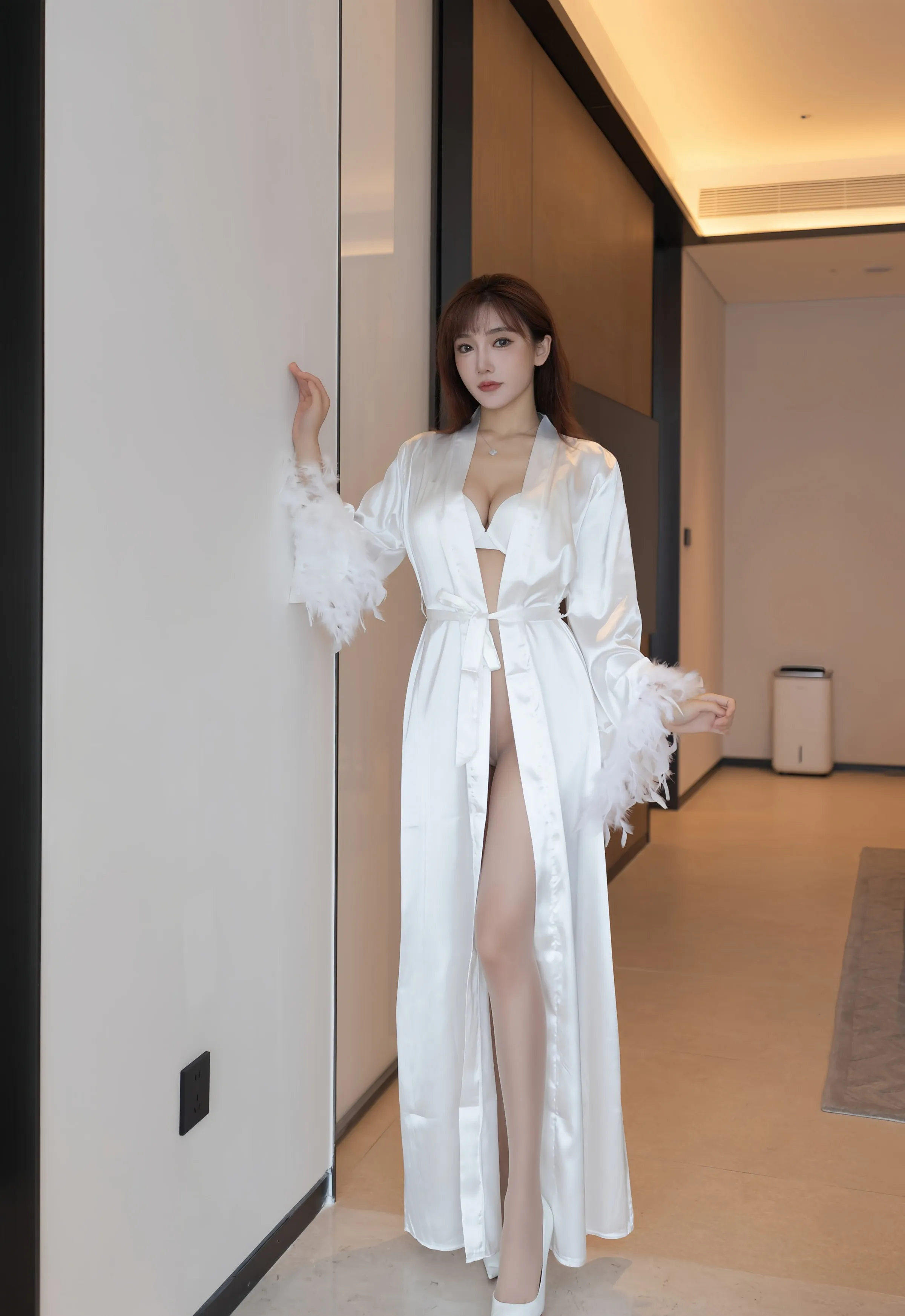 [XiuRen秀人网] No.10809 陆萱萱 白色睡袍 肉色丝袜 性感写真 [71张]插图1