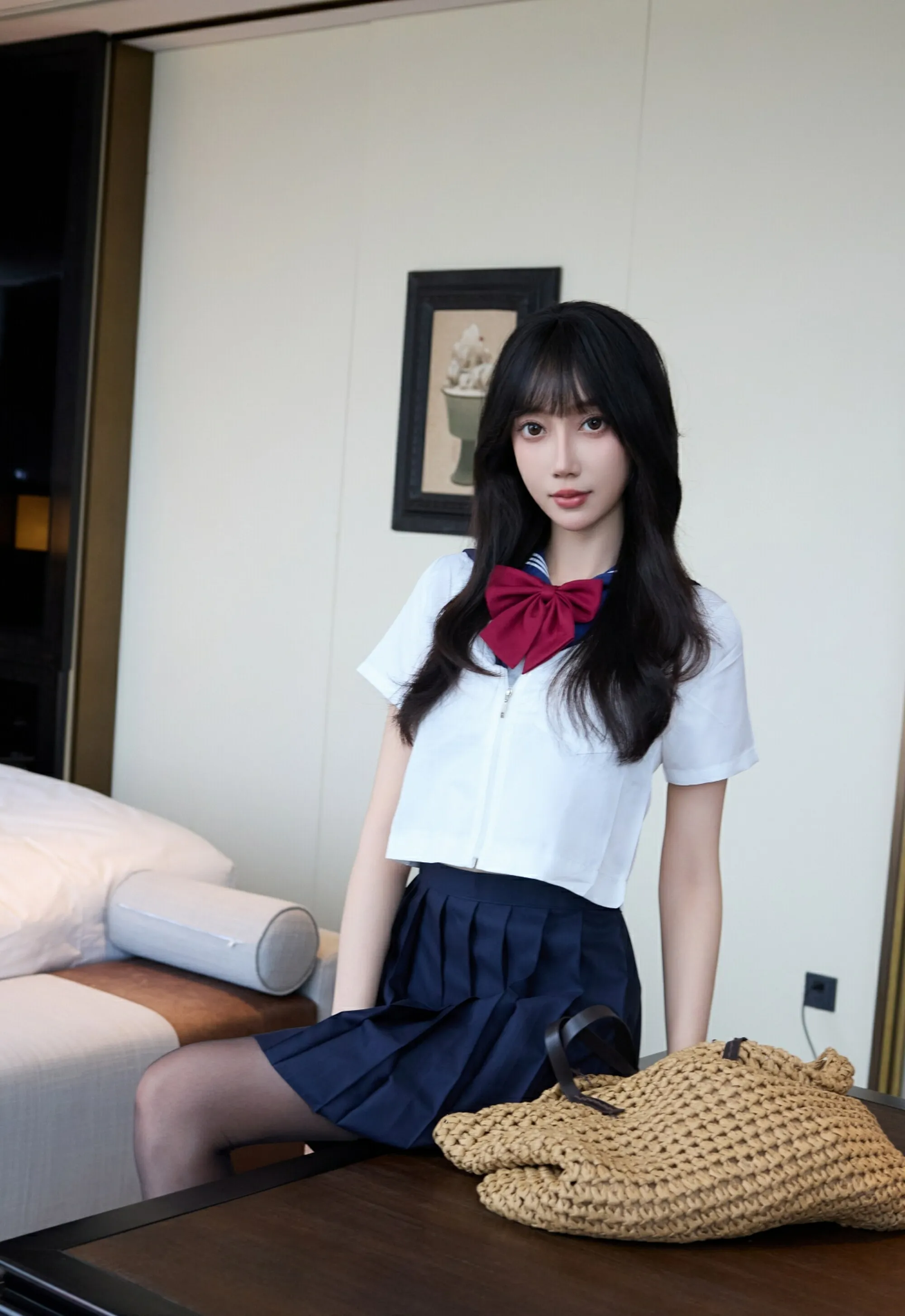 [XiuRen秀人网] No.10766 玥儿玥er JK制服 性感魅惑黑丝 上海旅拍写真 [68张]