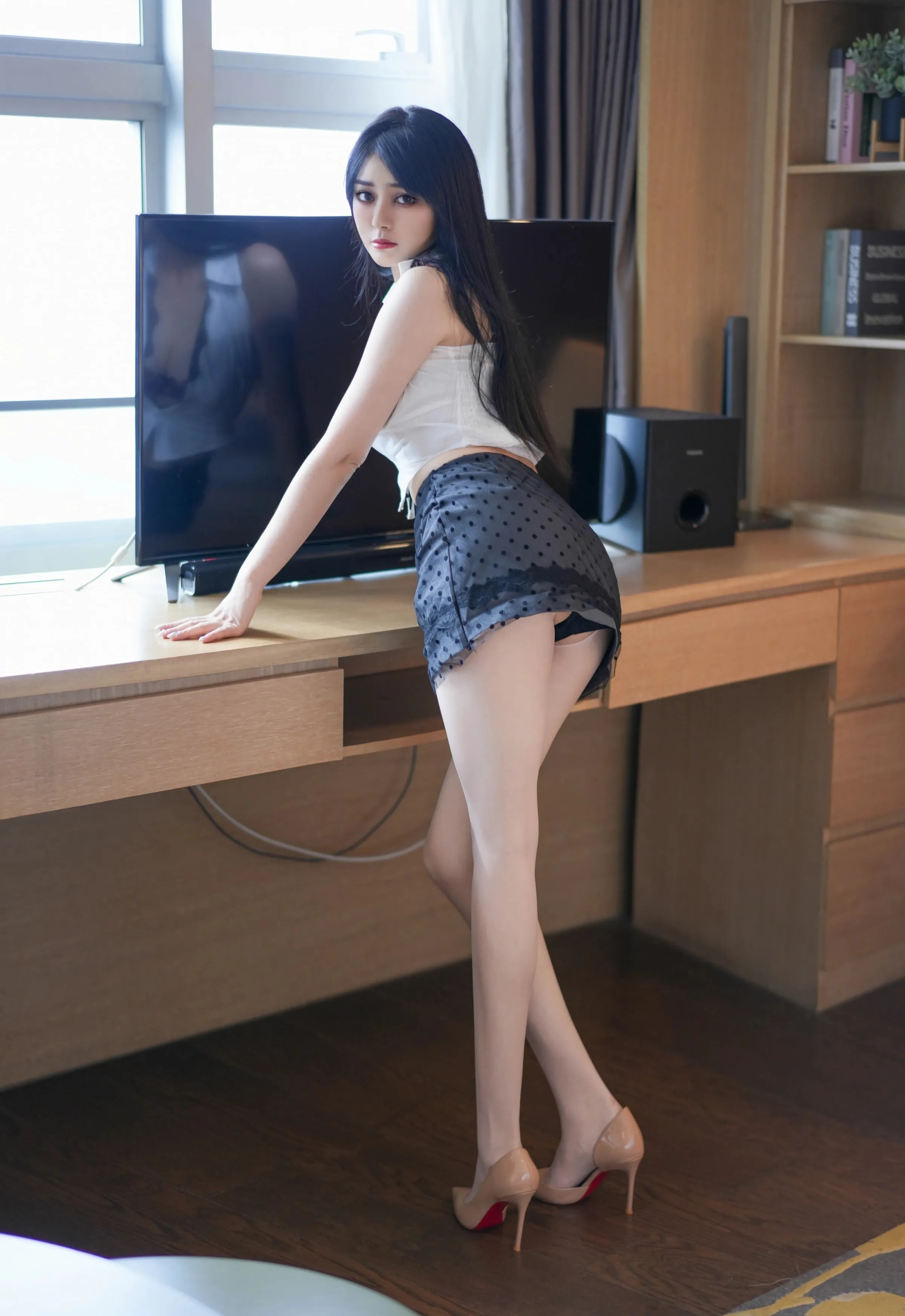 [YOUMI尤蜜荟] VOL.1169 凯竹Quinn 黑色蕾丝波点短裙 性感写真 [69张]插图1